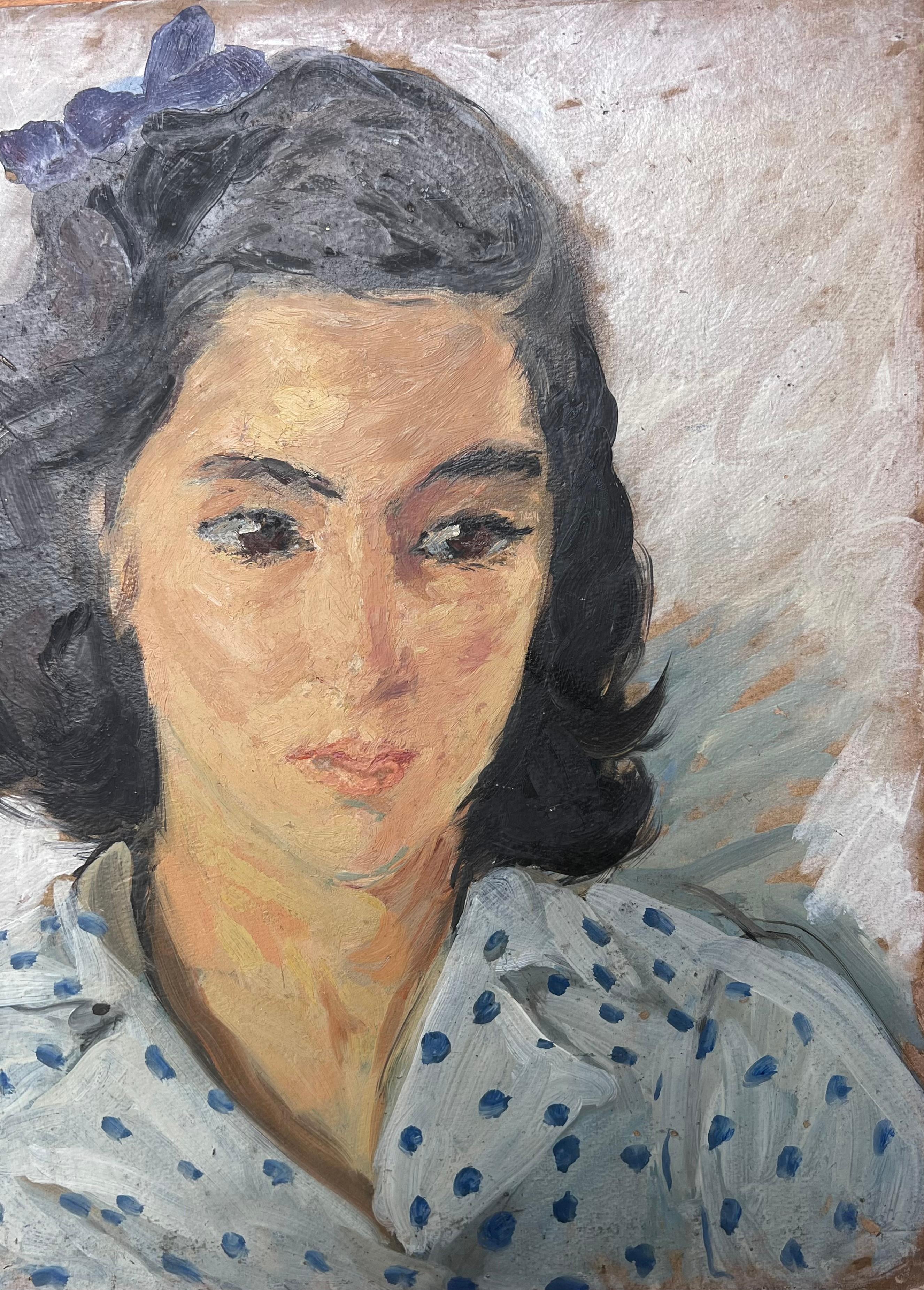 Porträt einer Dame in einem blauen Hemd mit Pokerpunkten Französische Malerei aus der Mitte des Jahrhunderts (Grau), Portrait Painting, von Suzanne Dinkes