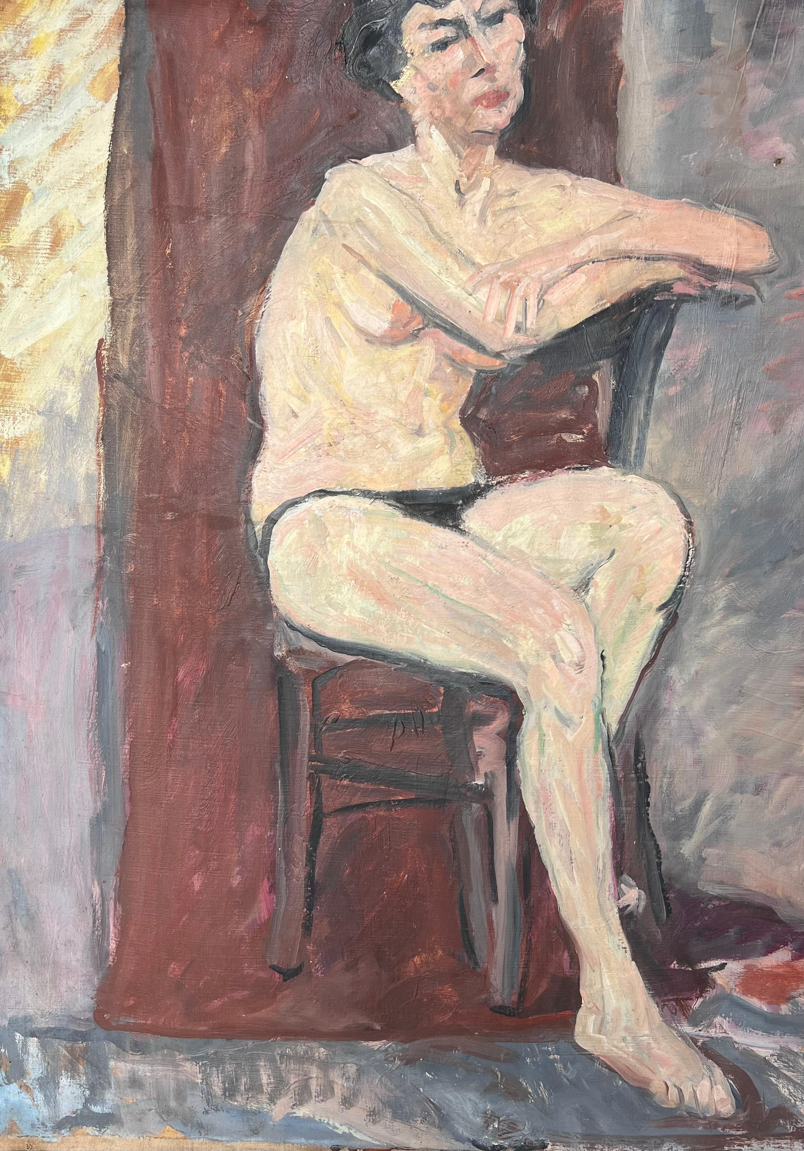 Porträt einer nackten Dame auf Stuhl posiert unten Französisch Mitte des Jahrhunderts Malerei (Grau), Figurative Painting, von Suzanne Dinkes