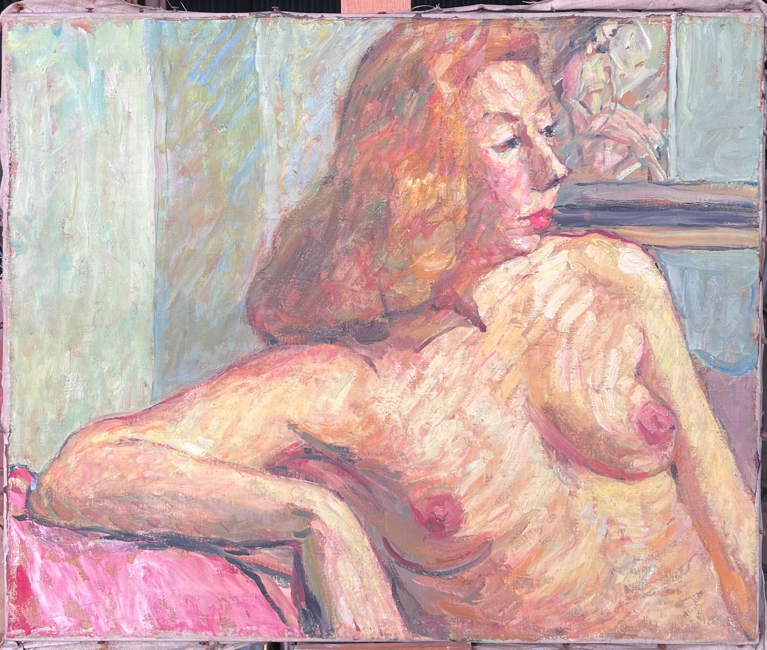 Ritratto di una donna nuda in posa su un divano rosa Pittura francese del metà del secolo scorso - Painting di Suzanne Dinkes