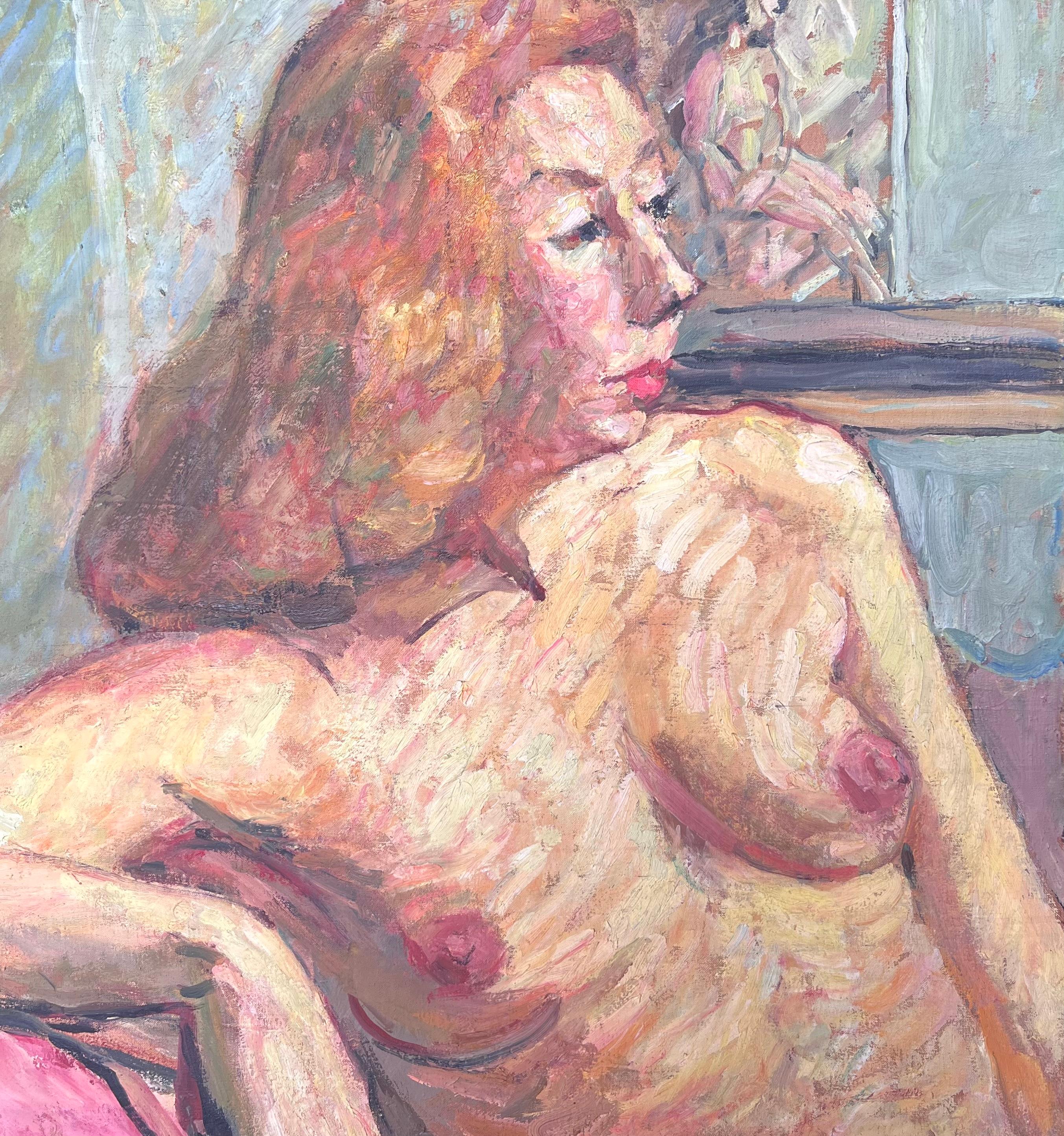 Ritratto di una donna nuda in posa su un divano rosa Pittura francese del metà del secolo scorso - Nude Painting Beige di Suzanne Dinkes