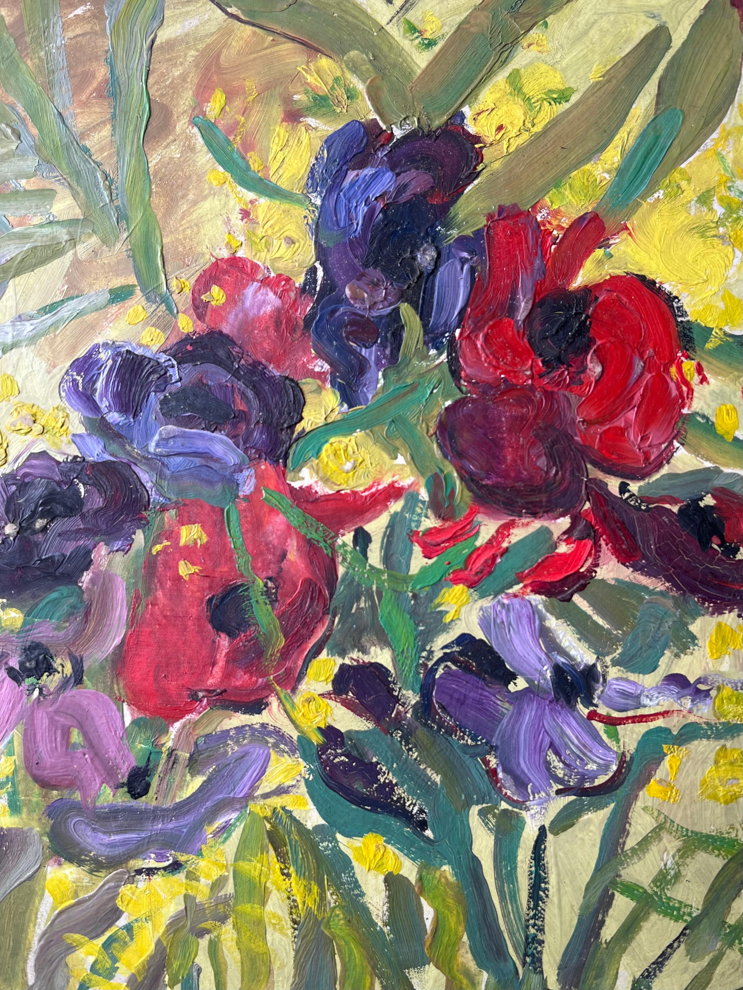 Plante pourpre et rouge dans une pièce jaune Peinture impressionniste française du milieu du siècle - Marron Interior Painting par Suzanne Dinkes