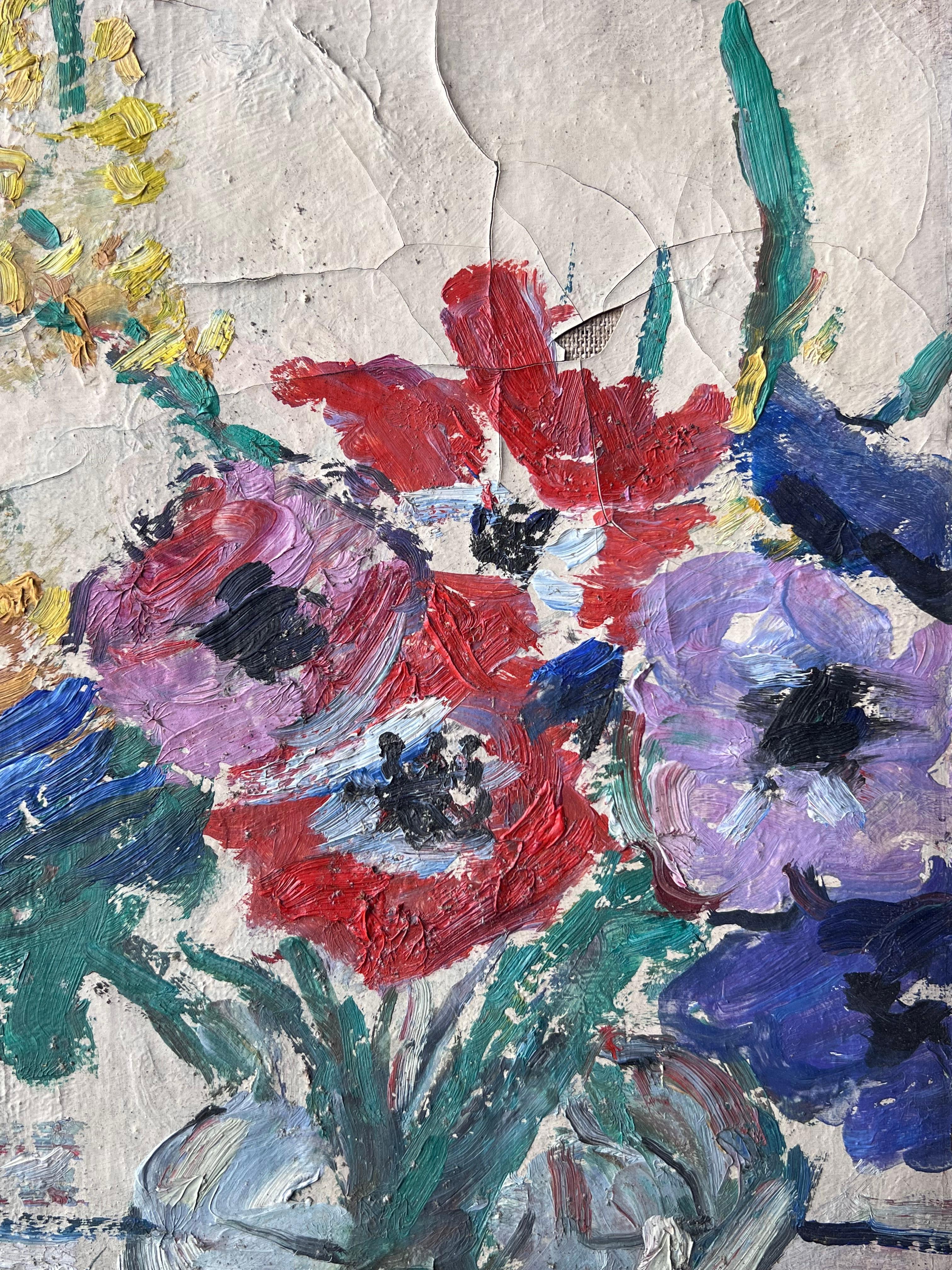 Rote und lila Anemonen in Glasvase Mid Century Impressionist Französisch Malerei (Grau), Still-Life Painting, von Suzanne Dinkes