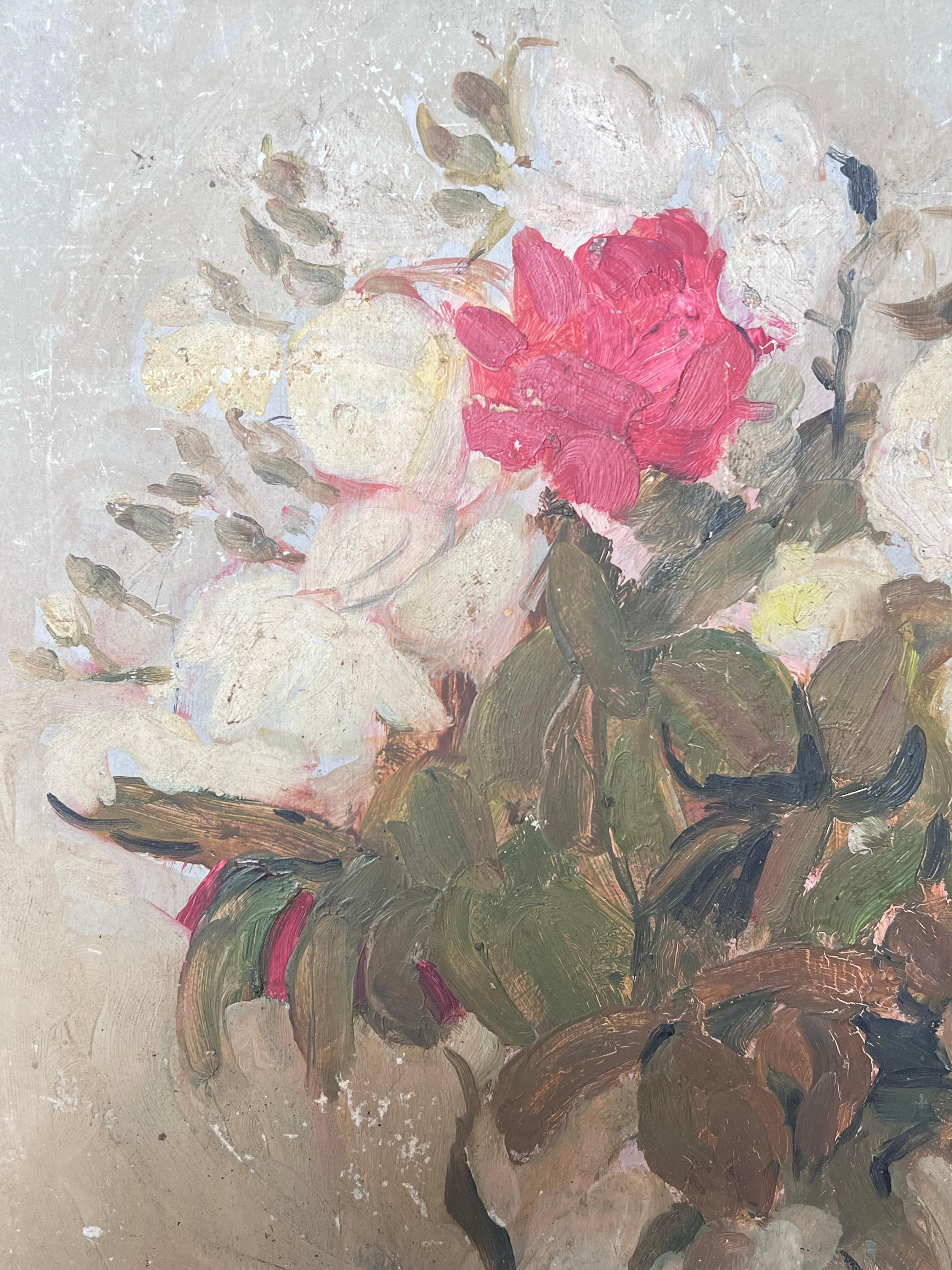 Nature morte aux roses blanches et roses dans un vase brun Huile impressionniste française du milieu du siècle - Gris Still-Life Painting par Suzanne Dinkes