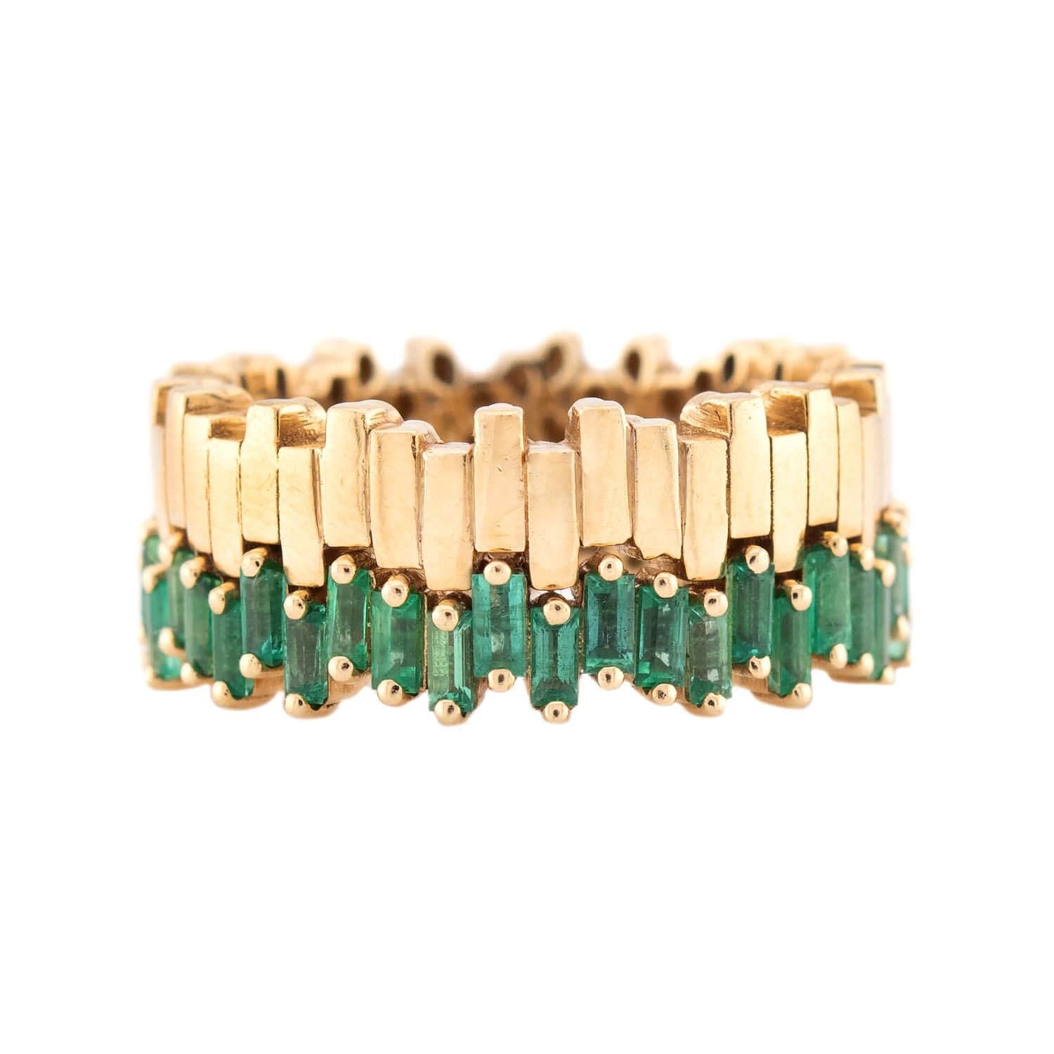Ein absolut traumhaftes Smaragdband von Suzanne Kalan! Dieses elegante Band aus 18 Karat Gelbgold besteht aus zwei kühnen, gezackten