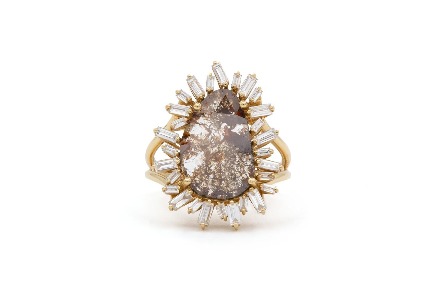 Wir freuen uns, diesen brandneuen ungetragenen Suzanne Kalan 18k Gelbgold Rose Cut Diamond Slice & Baguette Diamond Cocktail Fashion Ring anzubieten. Dieser atemberaubende Ring besteht aus einem natürlichen Diamanten von 1,67 Karat, der von