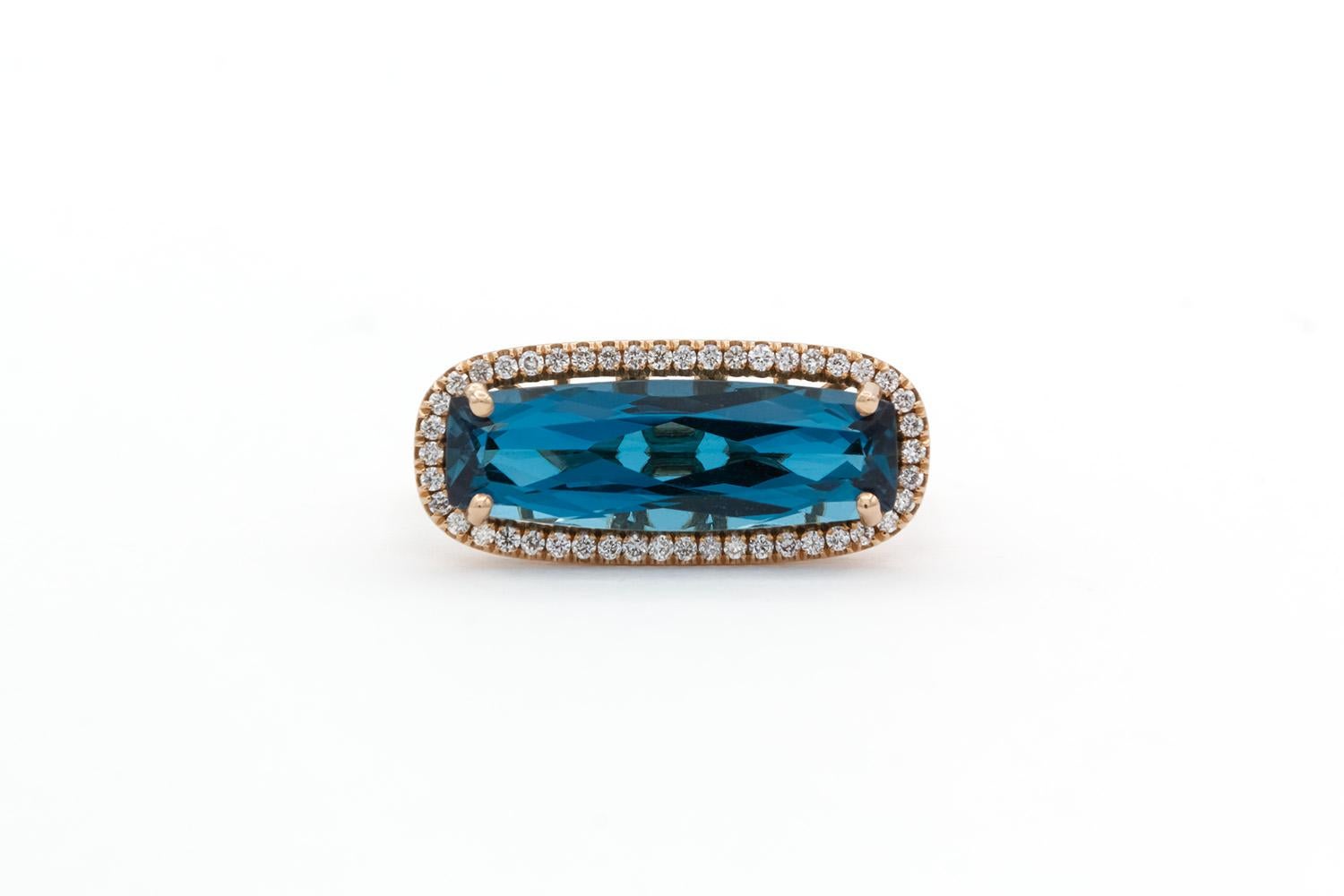 Wir freuen uns, diesen brandneuen ungetragenen Suzanne Kalan 18k Rose Gold Blue Topaz & Diamond Ring anzubieten. Dieser atemberaubende Ring besteht aus einem länglichen, oval geschliffenen natürlichen Blautopas, der von 0,35 ct runden Diamanten im