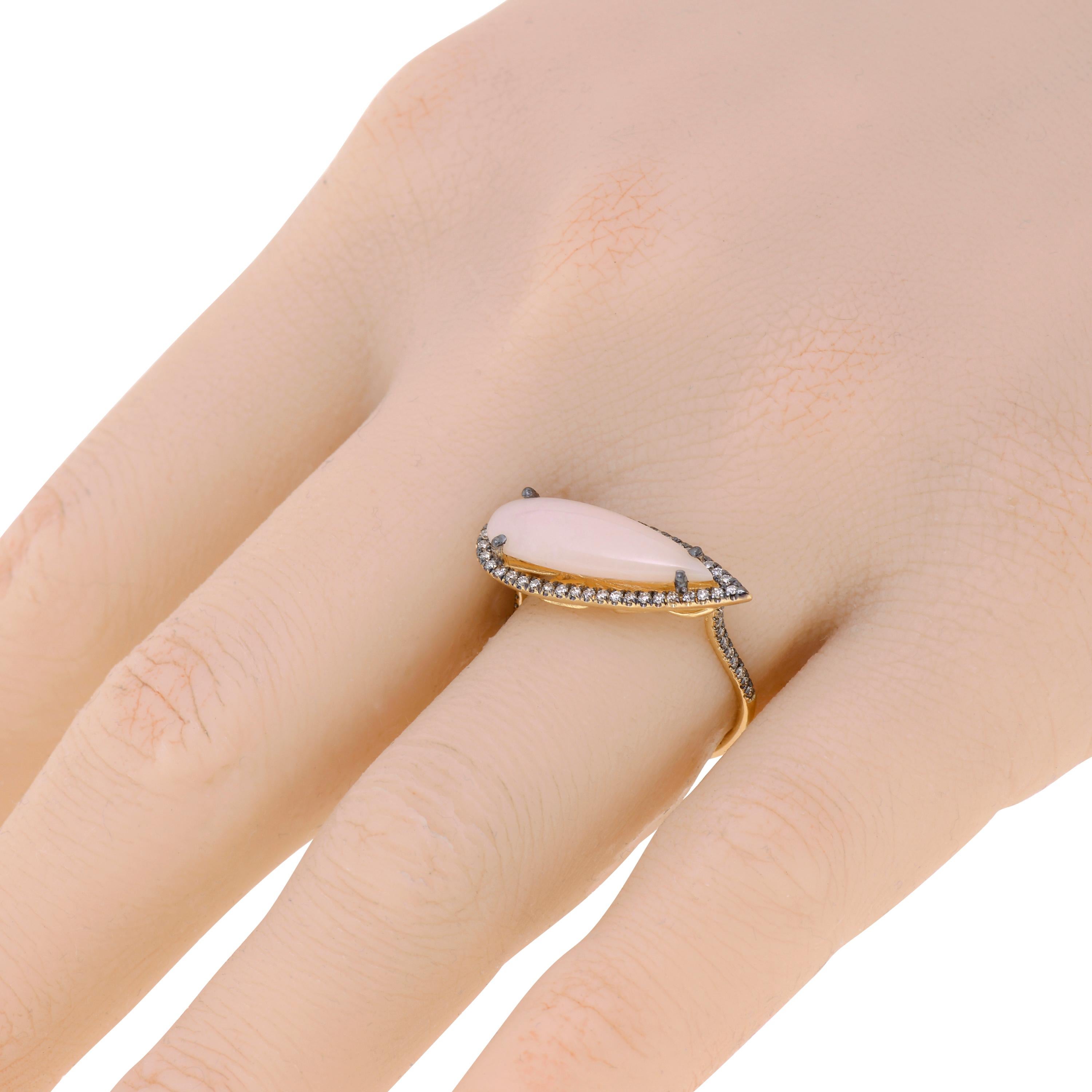 This glamorous Suzanne Kalan 18K Yellow Gold Band Ring features a sideways pear shape Pink Opal center glittering with 0.30ct. tw. champagne diamonds. The ring size is 6.5 (53.1). The Decoration Size is 18mm x 6mm.
