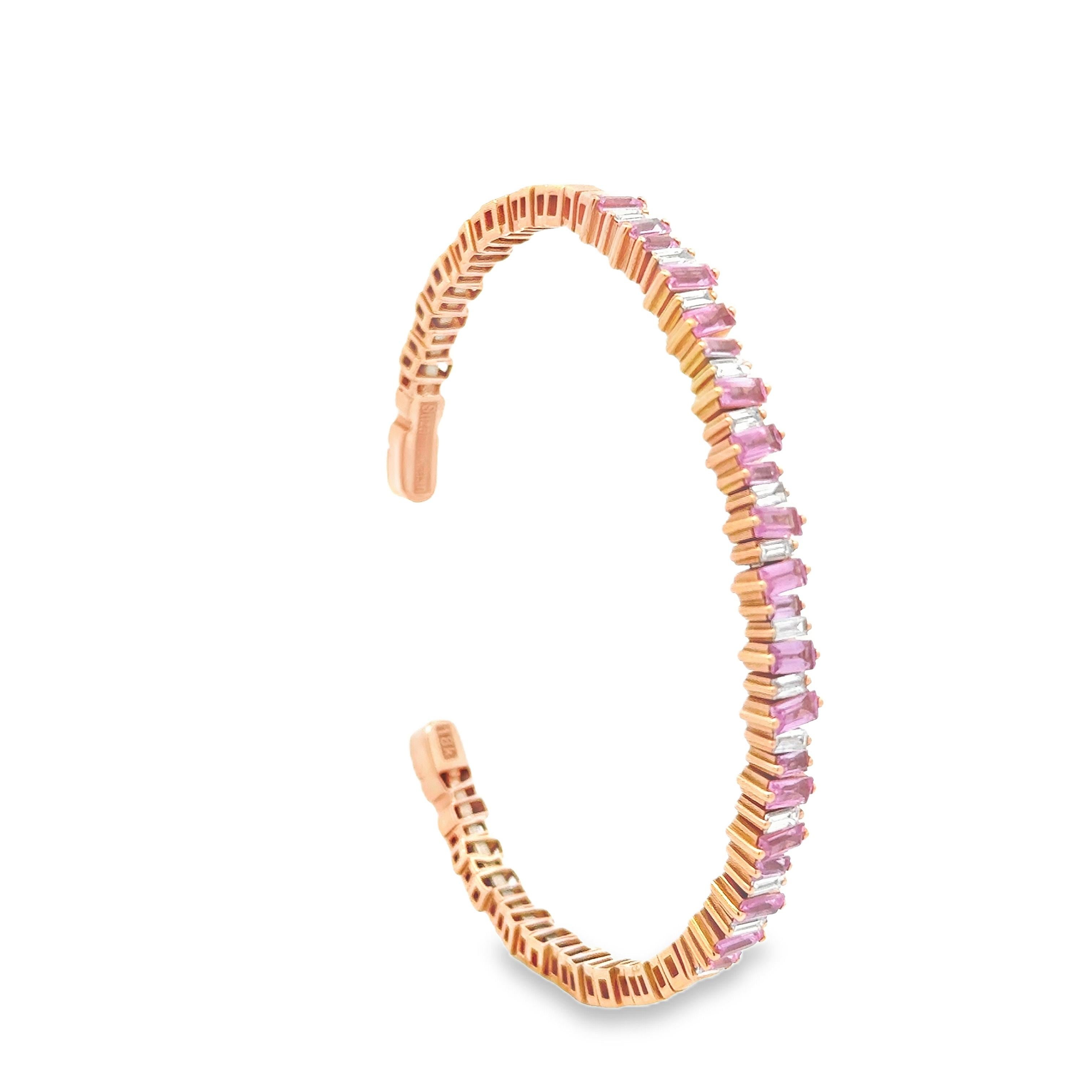 Un bellissimo bracciale bangle di Suzanne Kalan, con zaffiri rosa del peso totale di 3,00 carati. Accentuato da diamanti taglio baguette per un peso totale di 0,58 carati. Finemente realizzato in oro rosa 18 carati. Perfetto per un abbigliamento