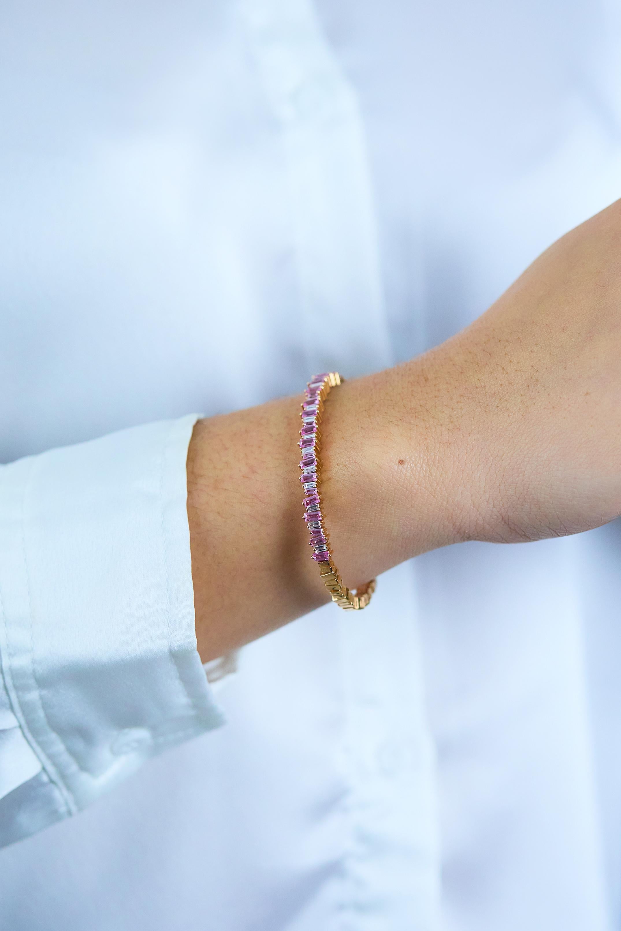 Taglio baguette Suzanne Kalan Bracciale con zaffiro rosa e diamanti da 3,00 carati in oro rosa in vendita