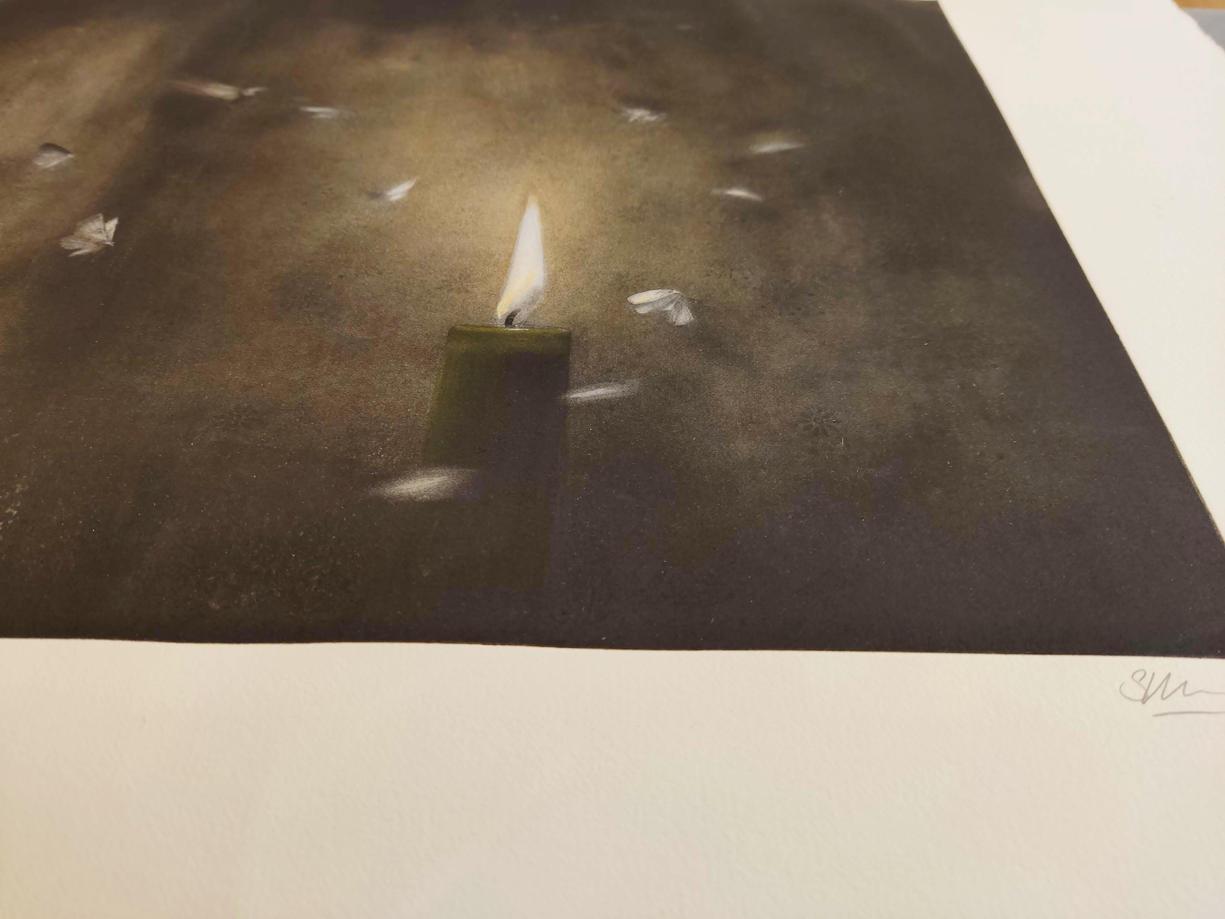 Kerzenleuchter – Interieurfotografie, Gravur, Schmetterling – Photograph von Suzanne Moxhay
