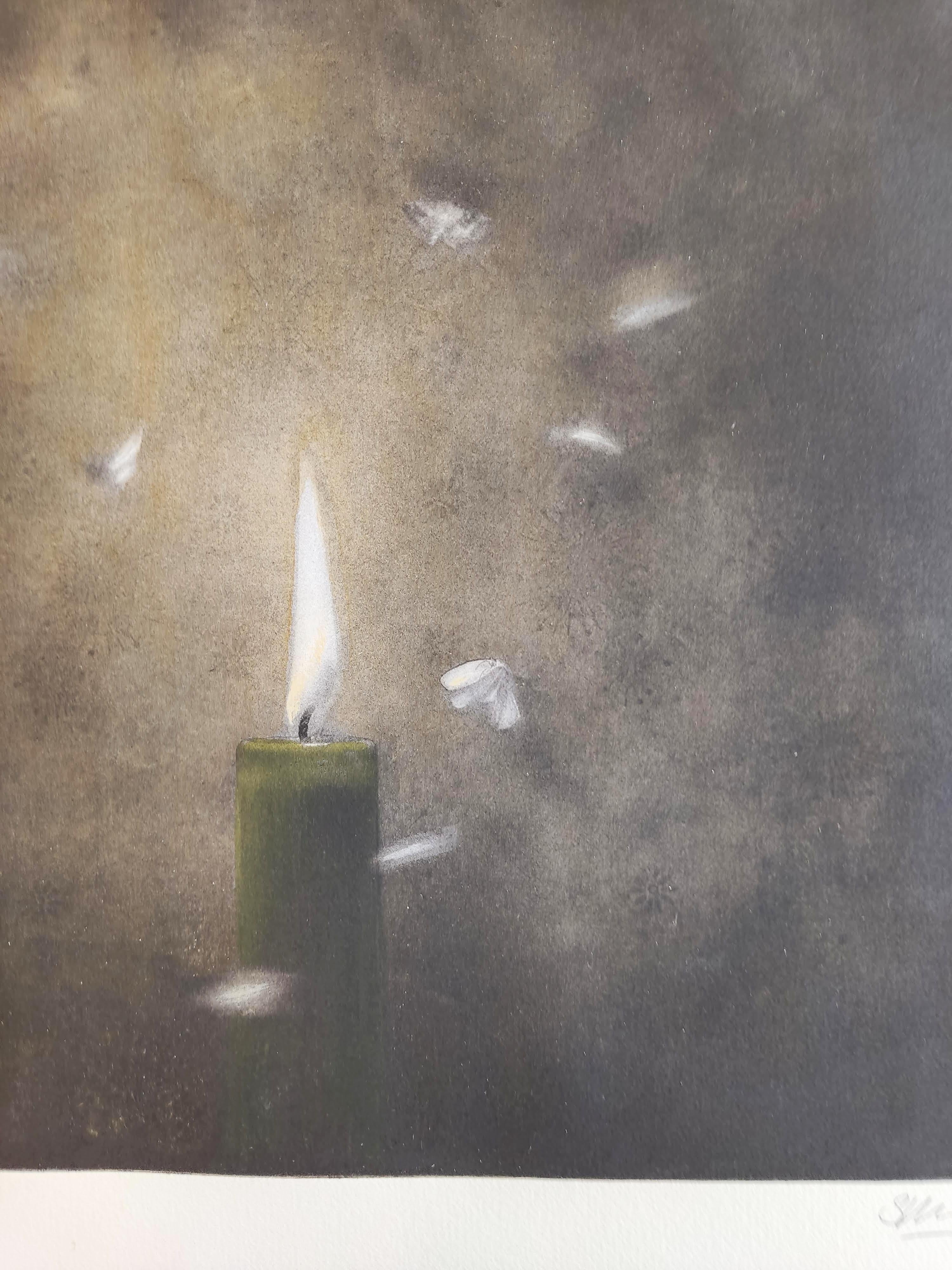 Kerzenleuchter – Interieurfotografie, Gravur, Schmetterling (Zeitgenössisch), Photograph, von Suzanne Moxhay