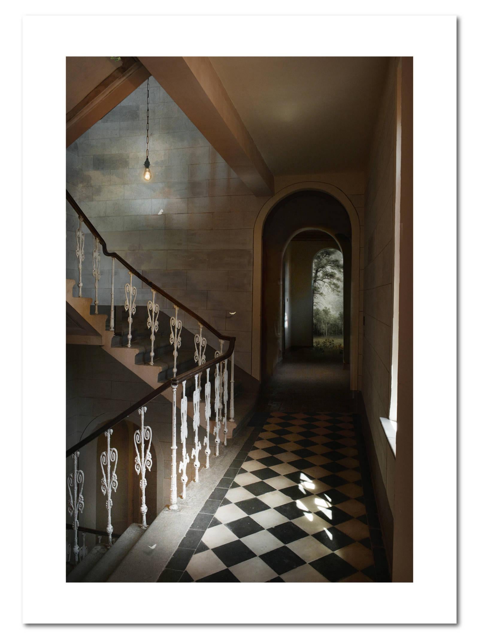 Clearing - Interieurfotografie, Staircase, Fotomontage (Zeitgenössisch), Print, von Suzanne Moxhay