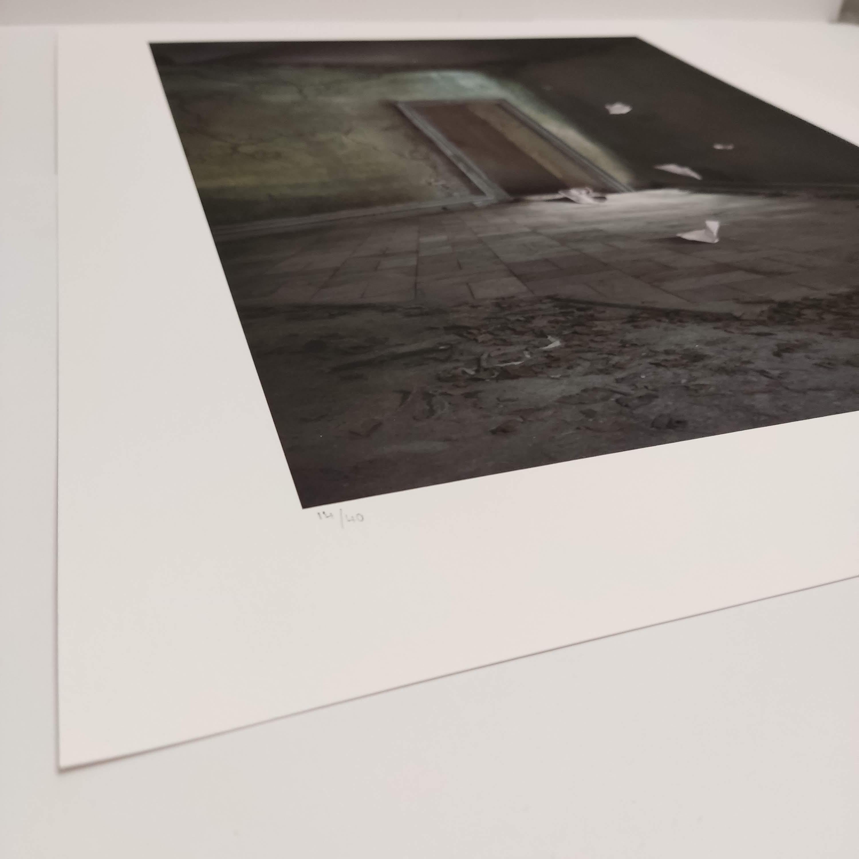 Archivalischer Pigmentdruck auf Hahnemühle Fine Art Paper. Zeitgenössische Fotografie, Fotomontagen, Innenraumfotografie.
Titel der Arbeit: 
