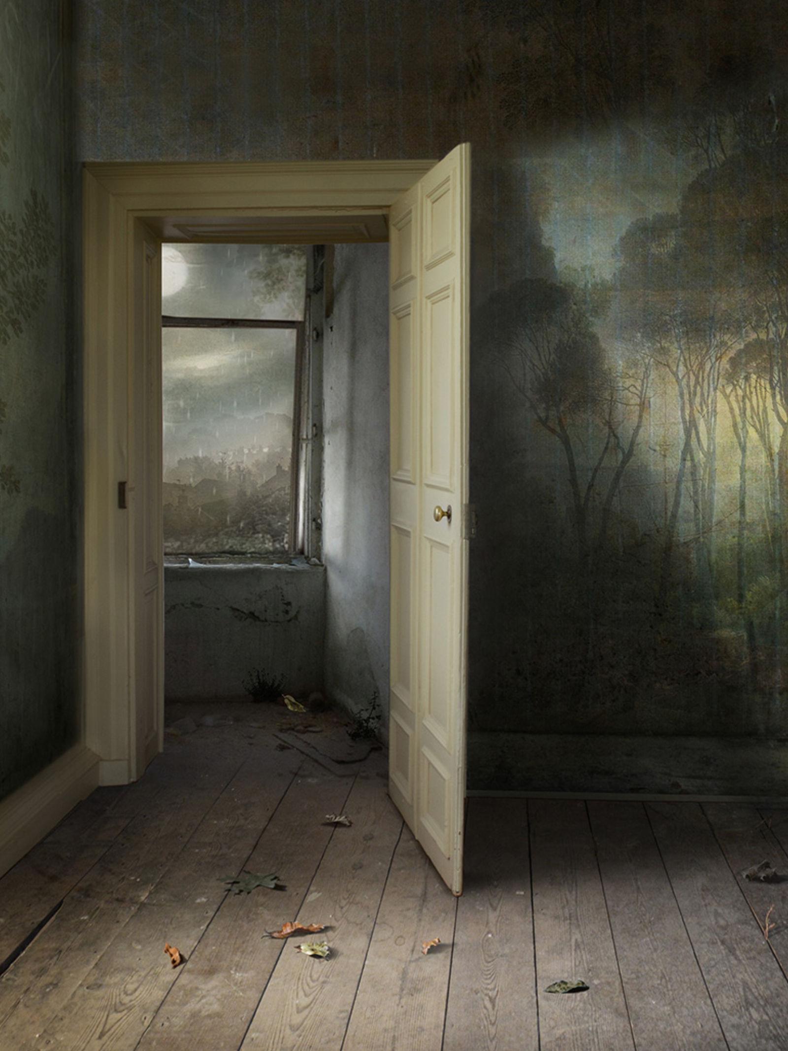 Interieur mit offener Tür – Fotomontage, Archivalisches Pigmentdruck, Inneneinrichtung (Zeitgenössisch), Photograph, von Suzanne Moxhay