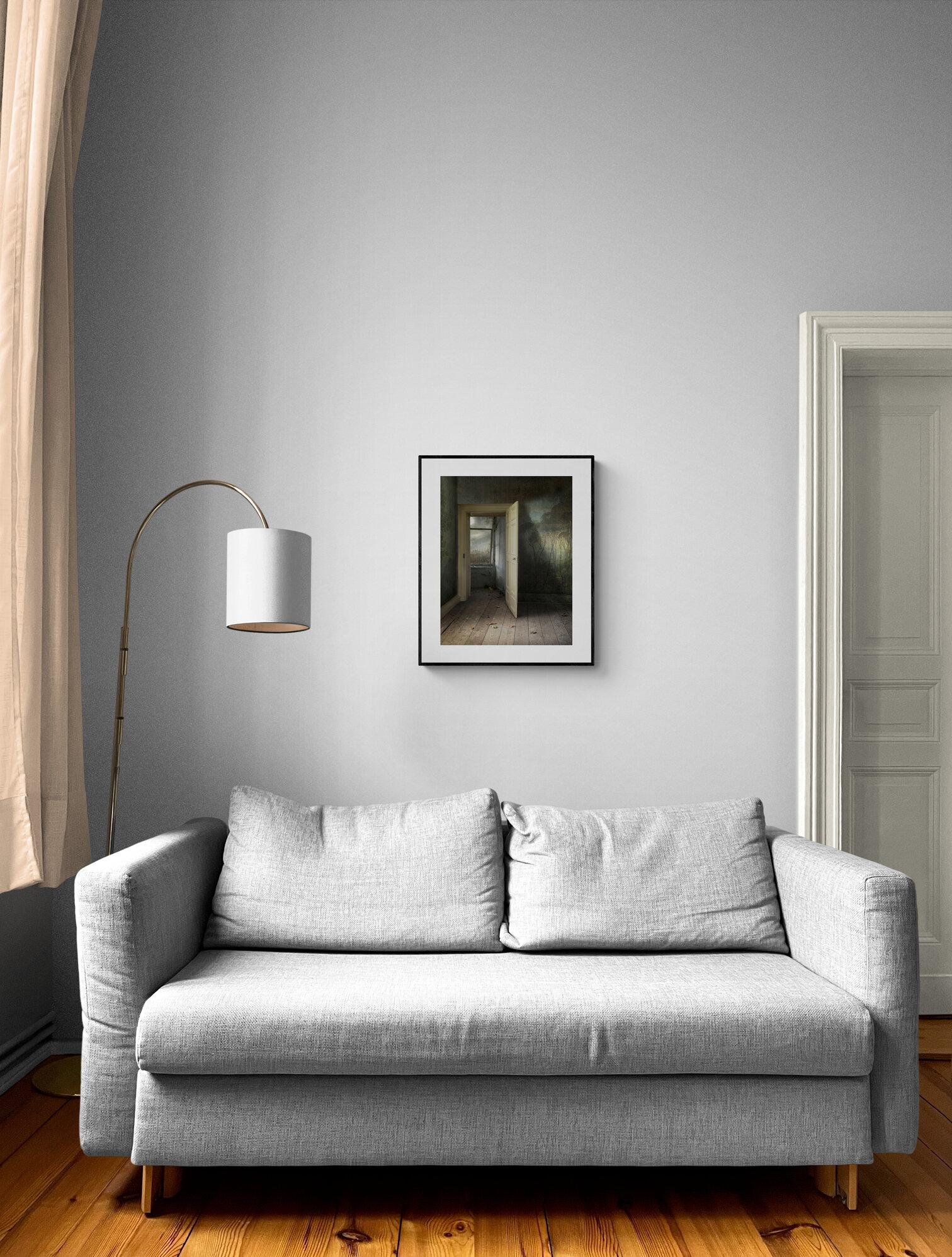 Interieur mit offener Tür – Fotomontage, Archivalisches Pigmentdruck, Inneneinrichtung (Schwarz), Figurative Photograph, von Suzanne Moxhay