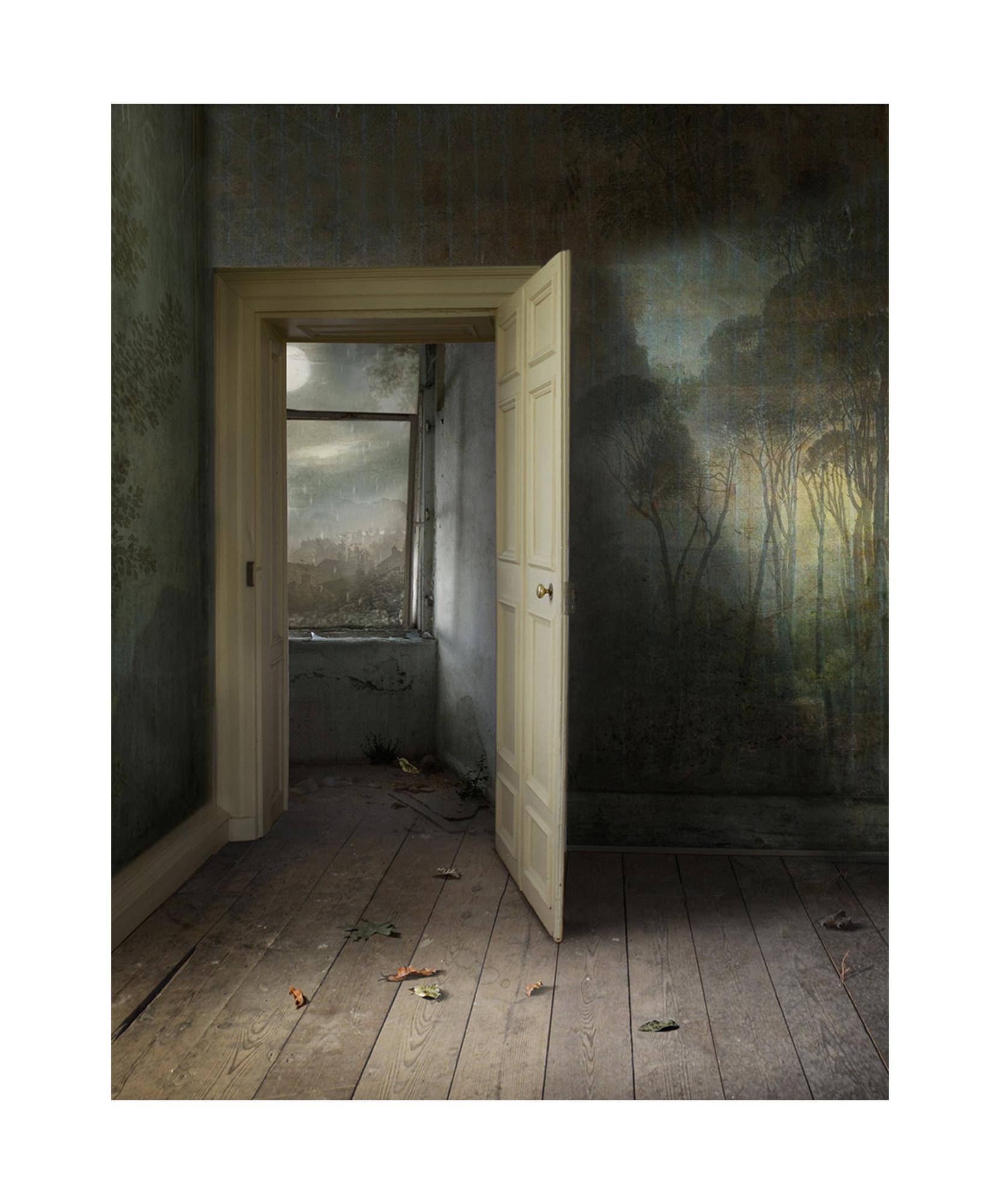 Suzanne Moxhay Figurative Photograph – Interieur mit offener Tür – Fotomontage, Archivalisches Pigmentdruck, Inneneinrichtung