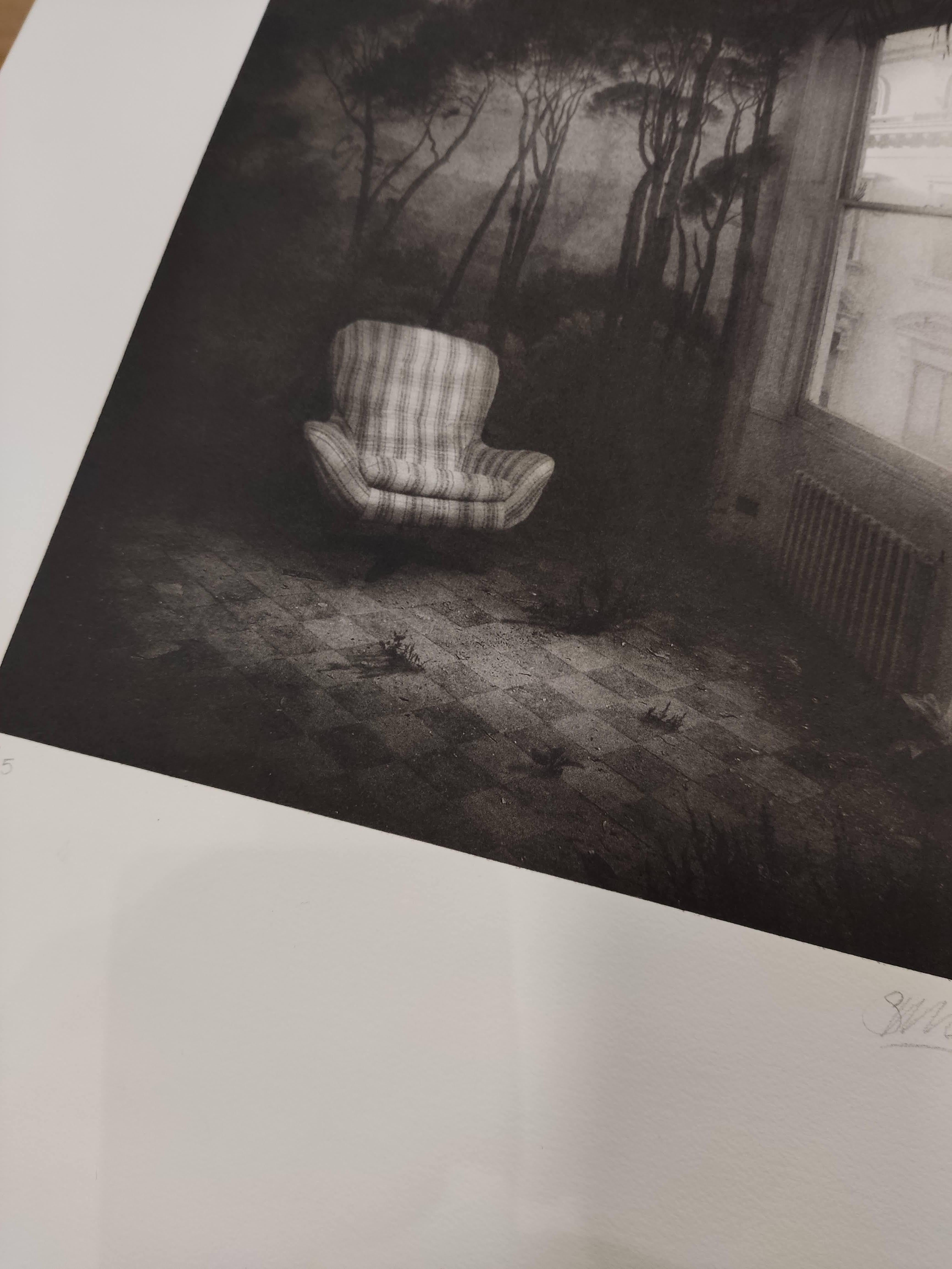 Raum mit Sessel – Radierung, Innenraumfotografie (Zeitgenössisch), Photograph, von Suzanne Moxhay