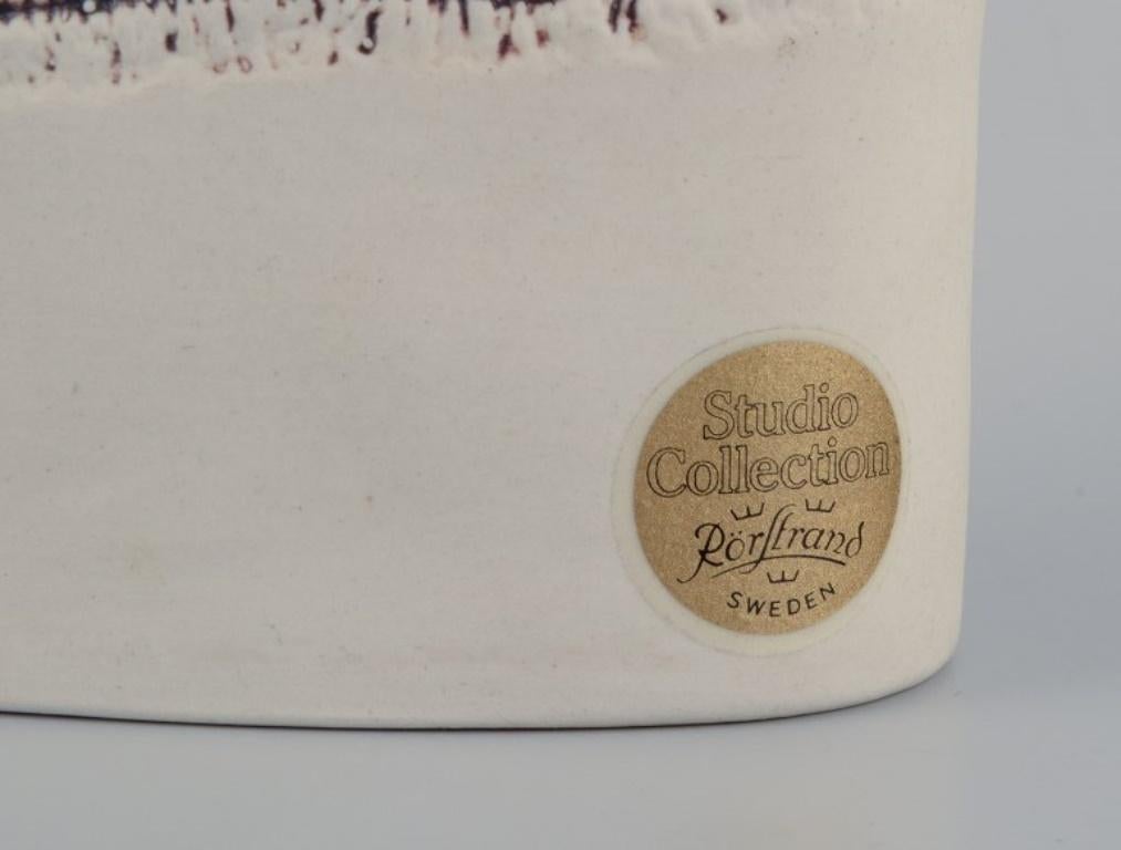 Suzanne Öhlén für Rörstrand. Vase aus Keramik mit brauner und weißer Glasur im Zustand „Hervorragend“ im Angebot in Copenhagen, DK