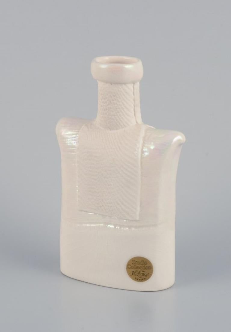 Suzanne Öhlén (born 1953) for Rörstrand, Sweden. 
Porcelain vase with glaze in light tones.
1970s/80s.
Marked.
In perfect condition.
First factory quality.
Dimensions: H 15.0 cm x D 9.2 cm.