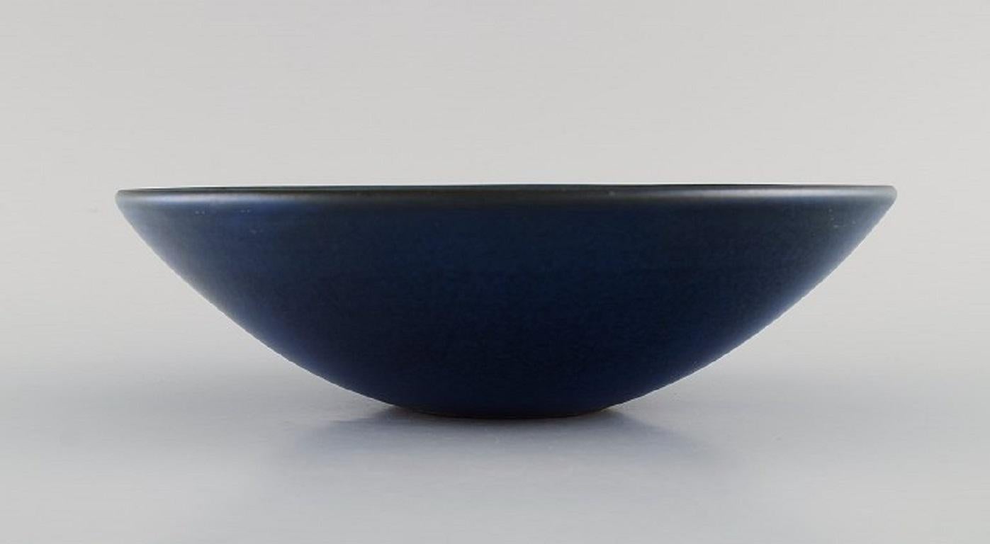 Suzanne Ramie (1905-1974) for Atelier Madoura. Bowl in glazed stoneware. Beautiful glaze in dark blue shades. Mid-20th century.
Measures: 21.3 x 6 cm.
In excellent condition.
Stamped.

Suzanne Ramié (1905-1974) is best known as the founder of
