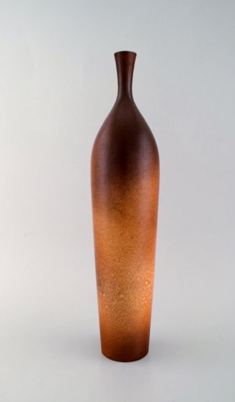 Suzanne Ramie (1905-1974) für Atelier Madoura. 
Große Vase aus glasiertem Steingut. 
Schöne Glasur in hellen Brauntönen und modernem Design. 
1940's.
Maße: 41 x 9,5 cm.
In sehr gutem Zustand.
Gestempelt.

Suzanne Ramié (1905-1974) ist vor allem als