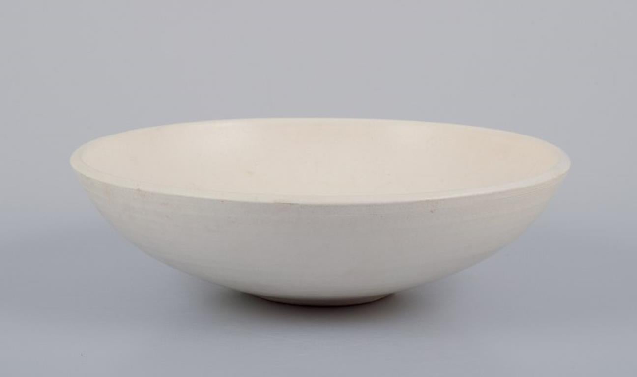 Suzanne Ramié (1905-1974) für Atelier Madoura, Frankreich.
Einzigartige runde Keramikschale, elegantes modernistisches Design.
In hellen Tönen glasieren.
Mitte des 20. Jahrhunderts.
Markiert.
In perfektem Zustand.
Abmessungen: D 19,0 cm x H 5,3
