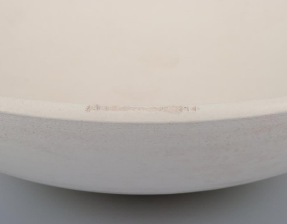 Suzanne Ramié für Atelier Madoura, Frankreich. Runde Keramikschale. Mitte des 20. Jahrhunderts (Moderne der Mitte des Jahrhunderts) im Angebot