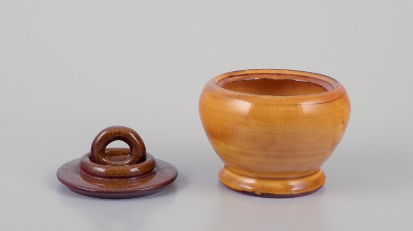 Moderno Suzanne Ramié per Atelier A Madoura, Francia. Unico vaso con coperchio in ceramica. in vendita