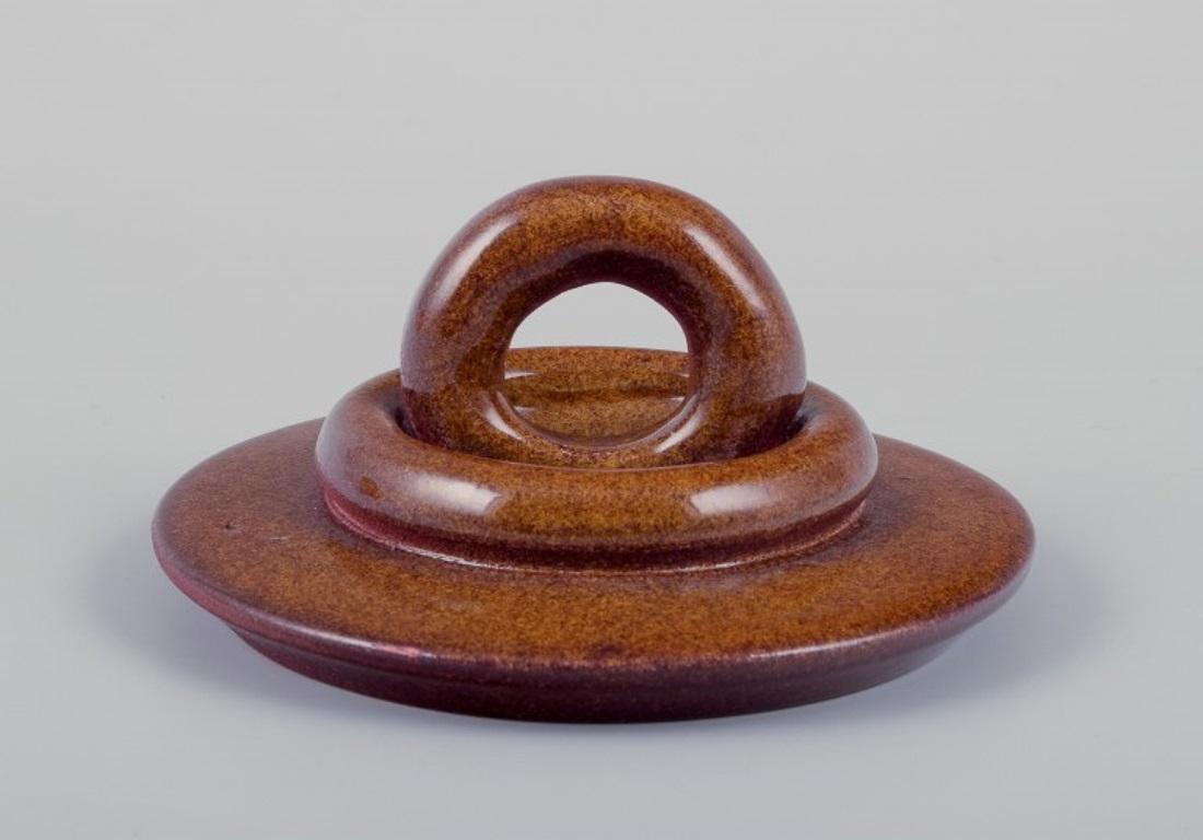 Smaltato Suzanne Ramié per Atelier A Madoura, Francia. Unico vaso con coperchio in ceramica. in vendita
