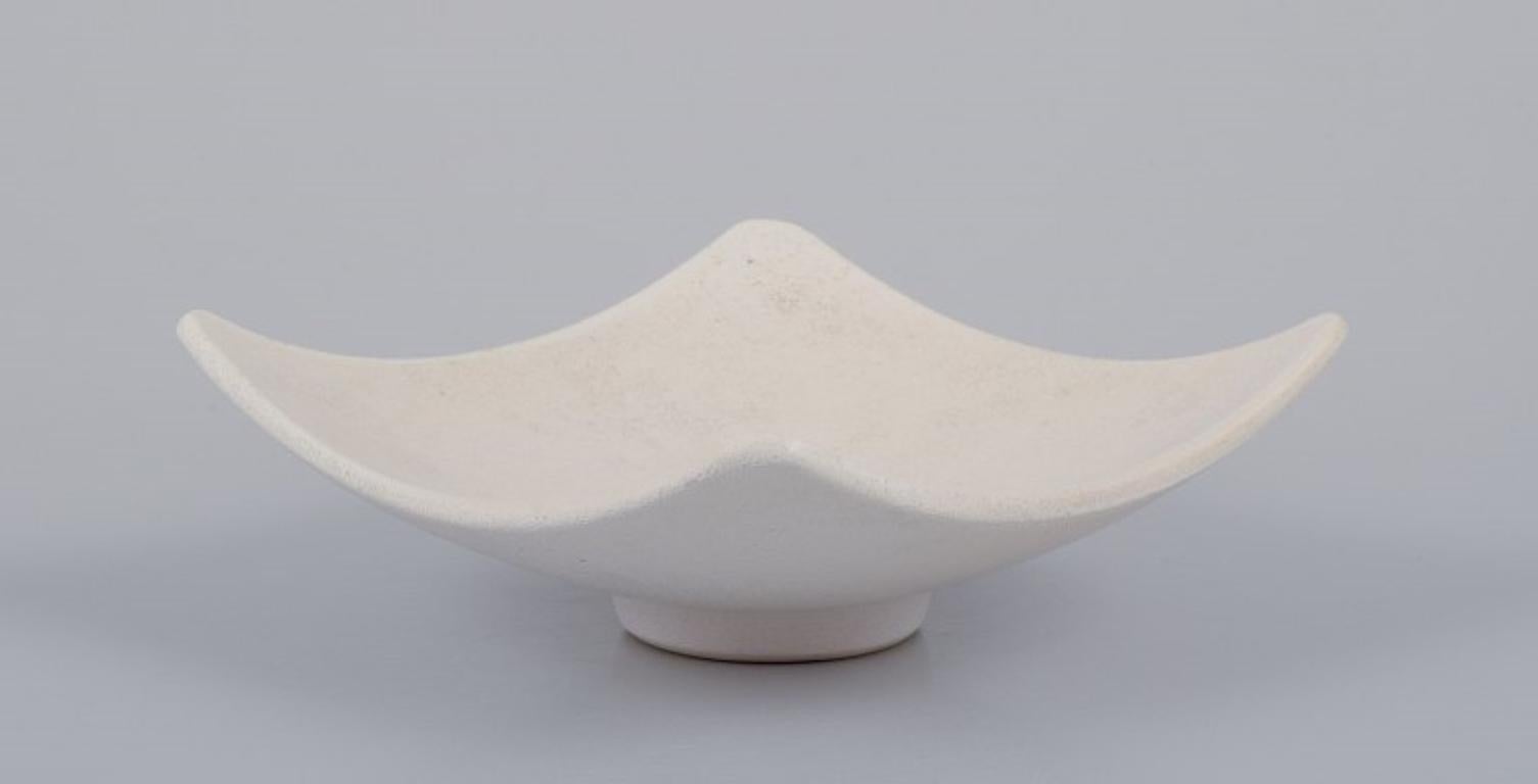 Suzanne Ramié (1905-1974) para Atelier Madoura, Francia.
Cuenco cuadrado de cerámica único, de elegante diseño modernista.
Esmalta en tonos claros.
Mediados del siglo XX.
Marcado.
En perfecto estado.
Dimensiones: An 16,0 x 16,0 cm x Al 6,0
