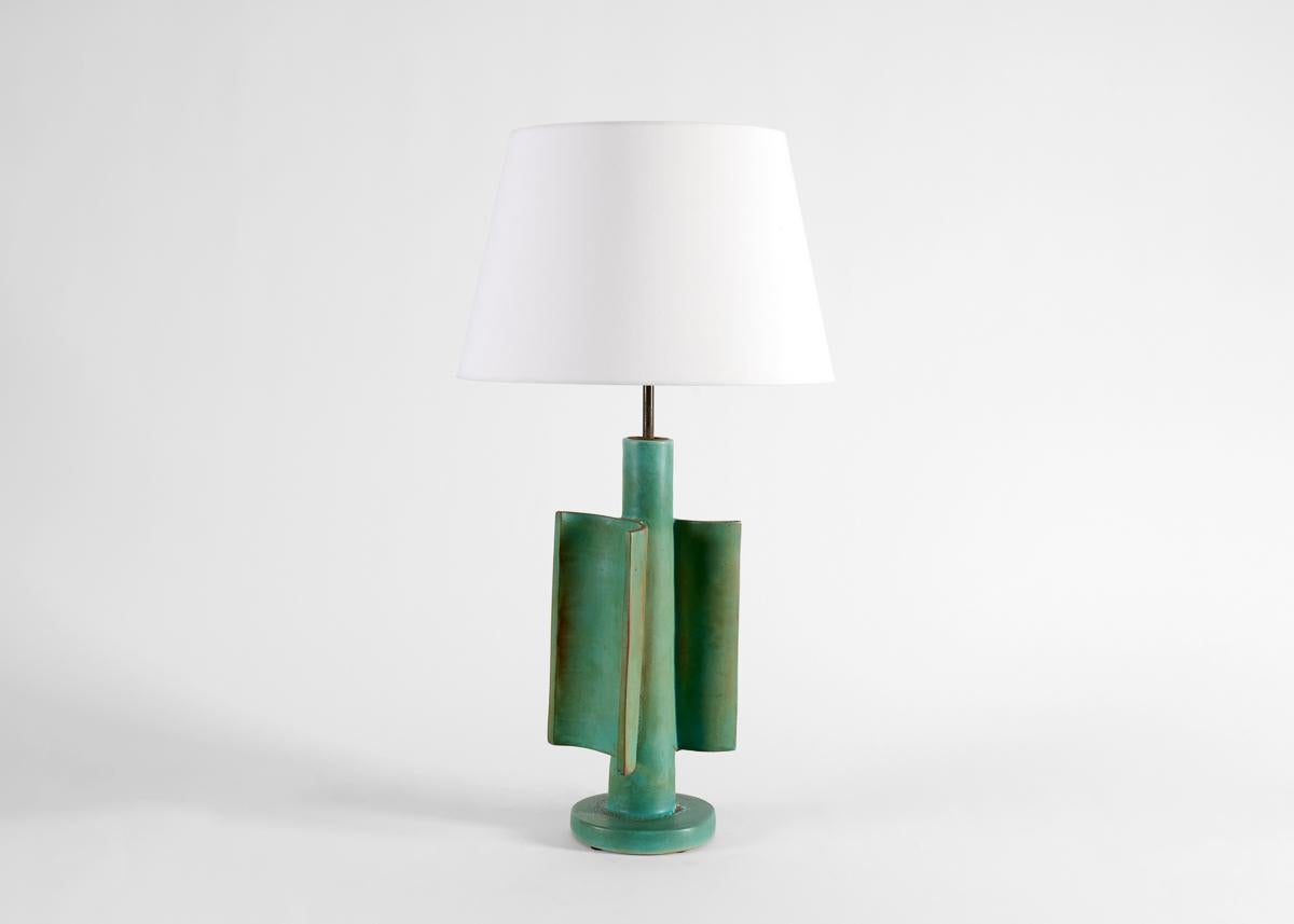 Estampado Madoura bajo la base. Este diseño extremadamente raro, realizado en cerámica vidriada en verde, presenta dos 