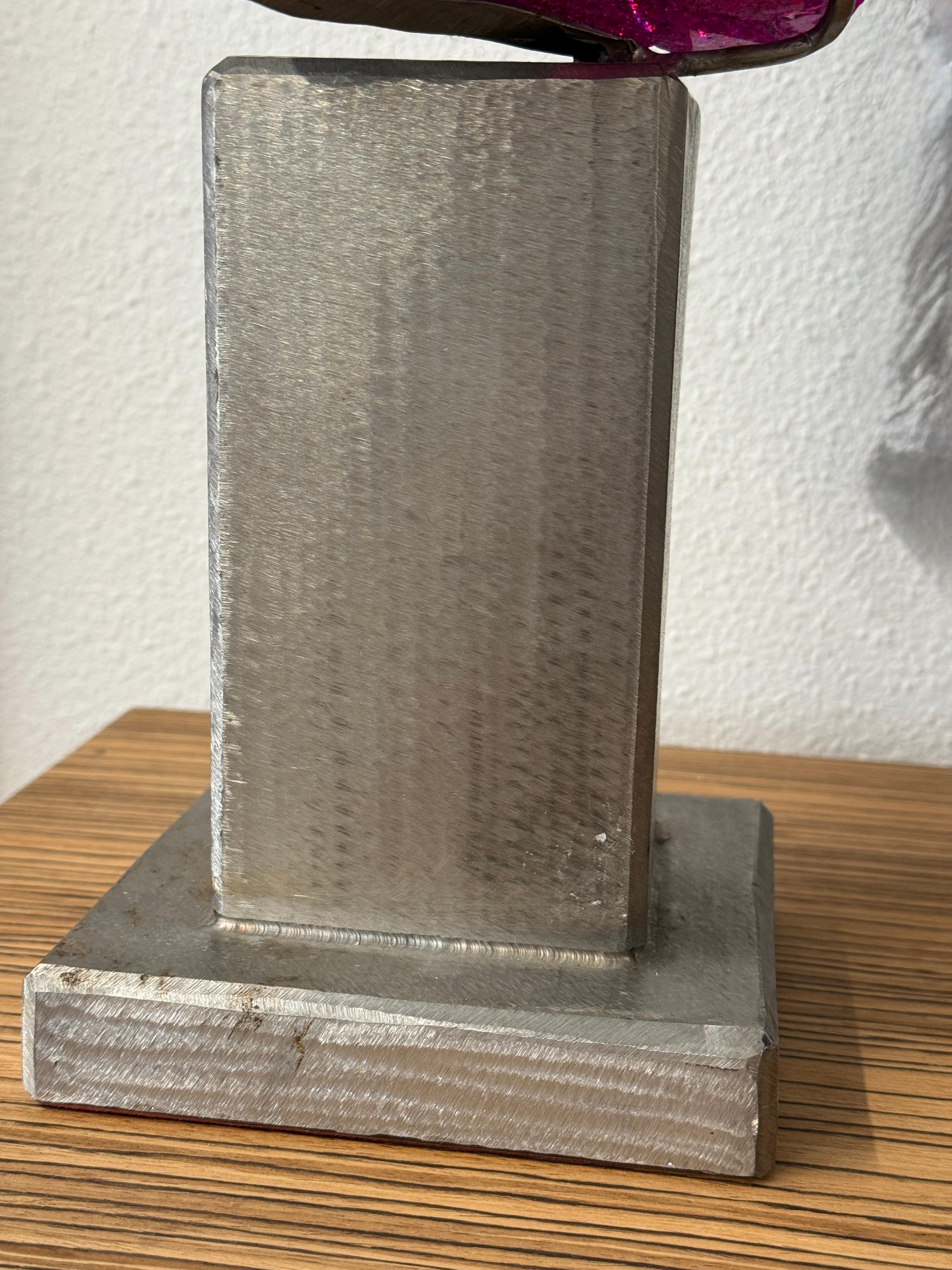Suzanne Regan Pascal Skulptur aus geschnitztem Schlackenglas auf Stahlsockel (Handgefertigt) im Angebot