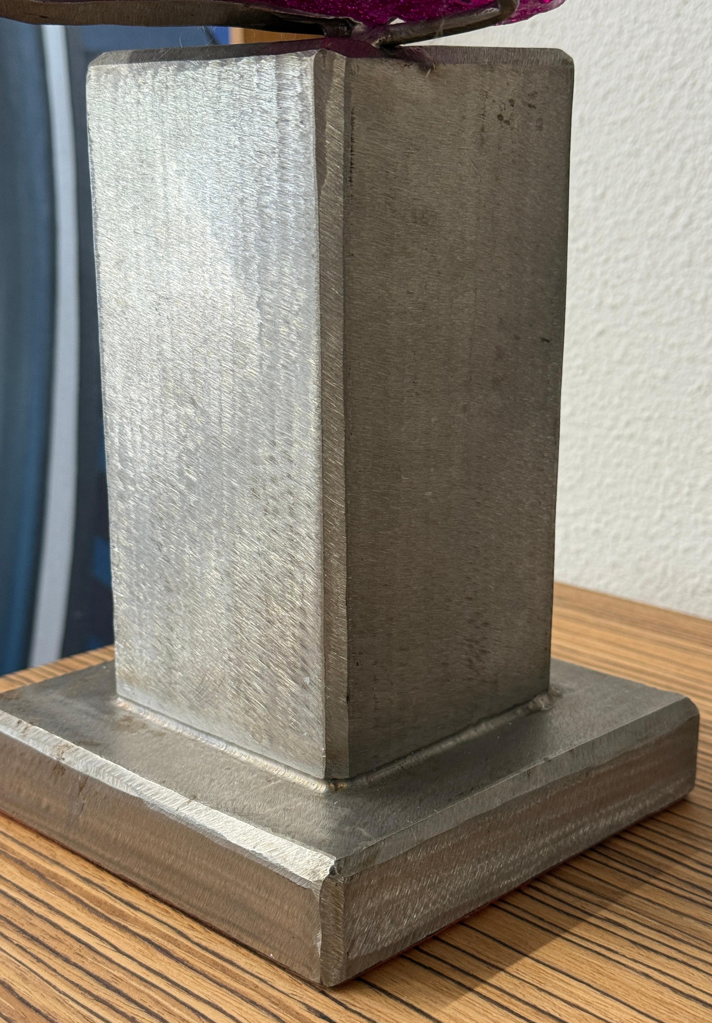 Suzanne Regan Pascal Skulptur aus geschnitztem Schlackenglas auf Stahlsockel im Zustand „Gut“ im Angebot in Palm Springs, CA