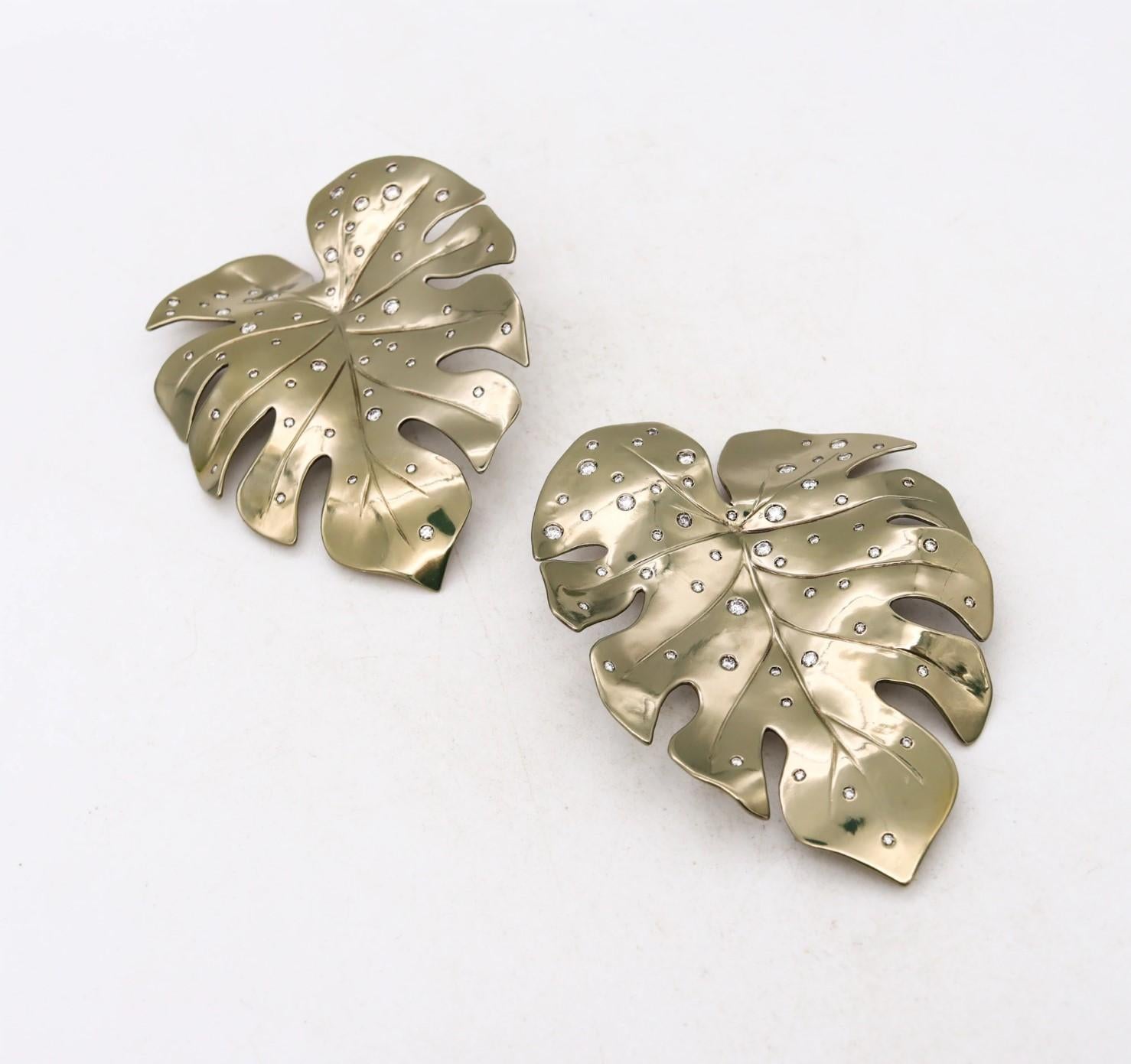 Clips-earrings designed by Suzanne Syz.

Fabulous oversized sculptural pieces, created  by the jewelry designer based in Geneva Switzerland, Suzanne Syz. These convertible organics clips-earrings has been carefully crafted in yellow gold of 18