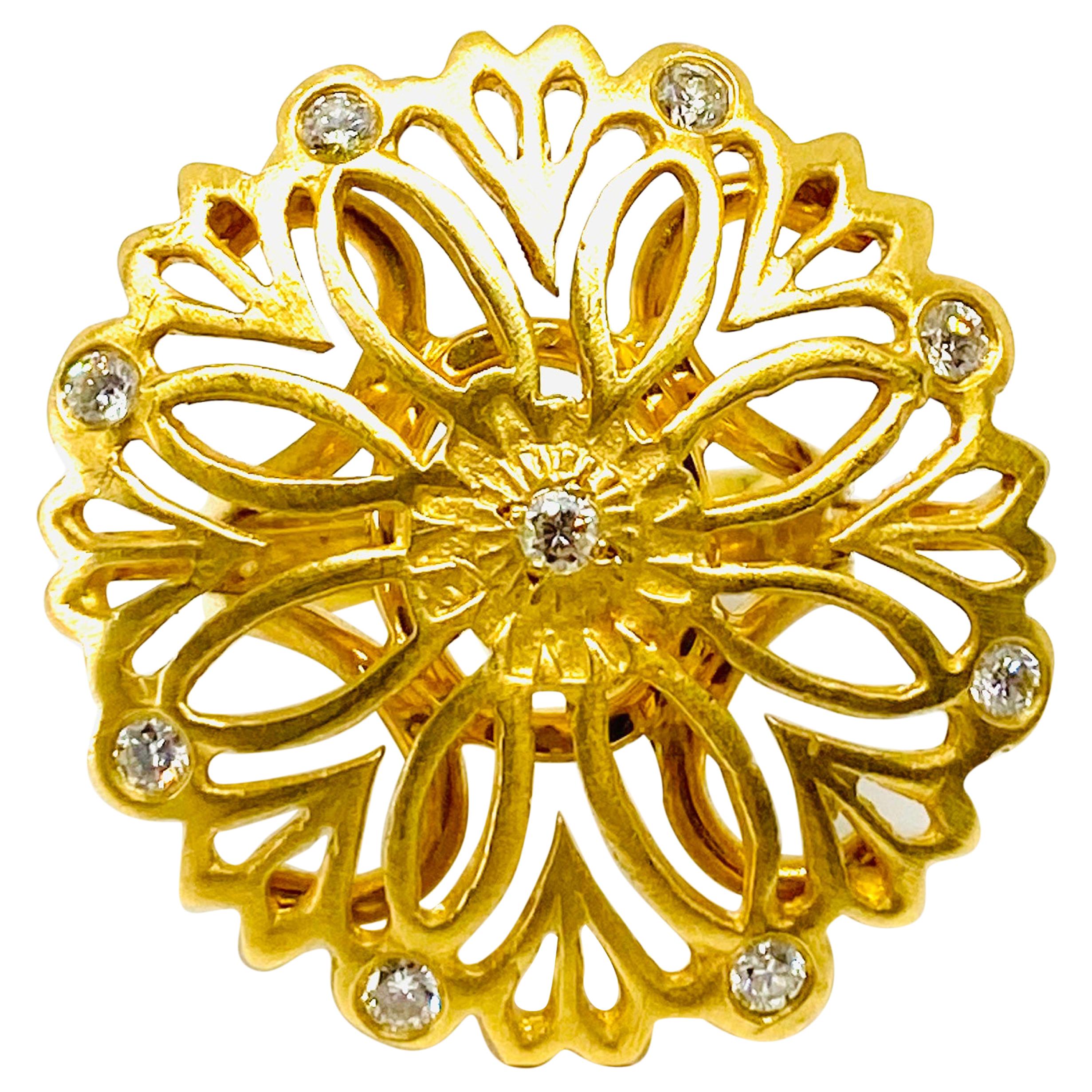 Suzanne Wilson Bague queue de cheval en or jaune 18 carats et diamants, finition florentine  en vente