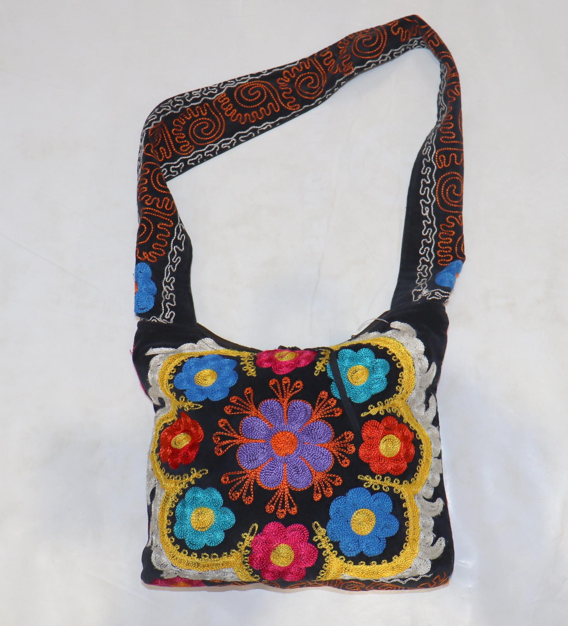 Eine Handtasche, die in kreativer Handarbeit aus einer alten Suzanni-Stickerei gefertigt wurde

Maße: 13'' Zoll lang.
