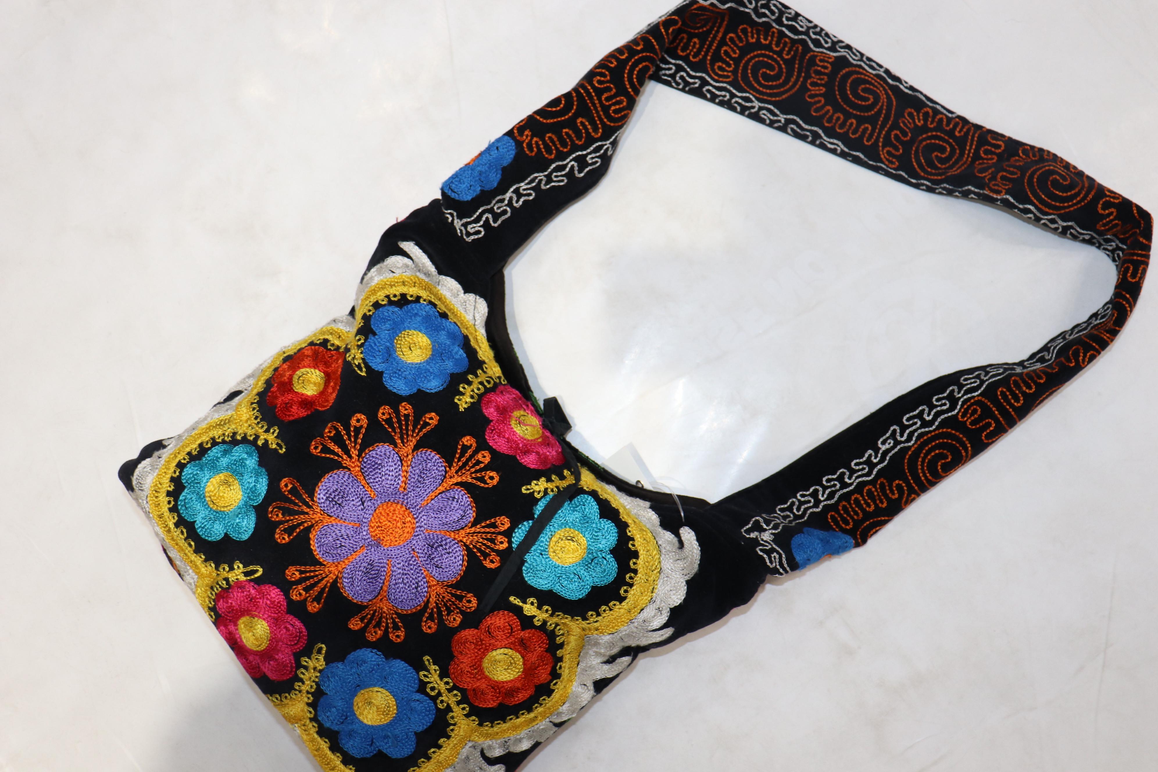 Suzanni Embroidered Textile Handbag In Good Condition For Sale In New York, NY