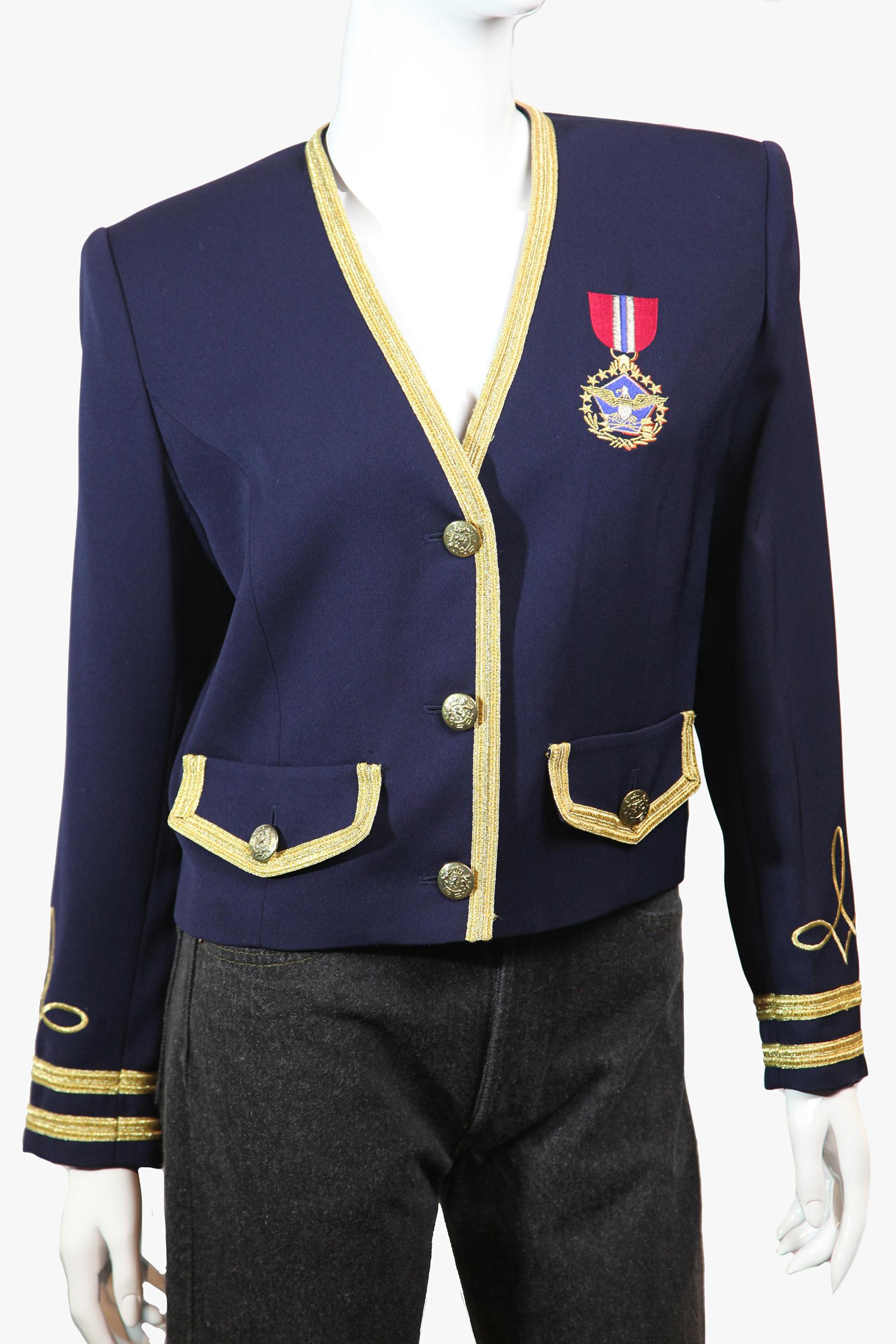 Blazer vintage leggermente tagliato di Suzelle con scollo a V e dettagli di ispirazione militare: treccia d'oro, bottoni con stemma, medaglia d'onore ricamata sul petto. 
Materiali: Acetato, poliestere
Dimensione: 8
Lunghezza: 75 cm
Vita: 84 cm /