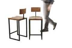 "Taburete de Suze" en nogal modelado a mano y base de acero ennegrecido