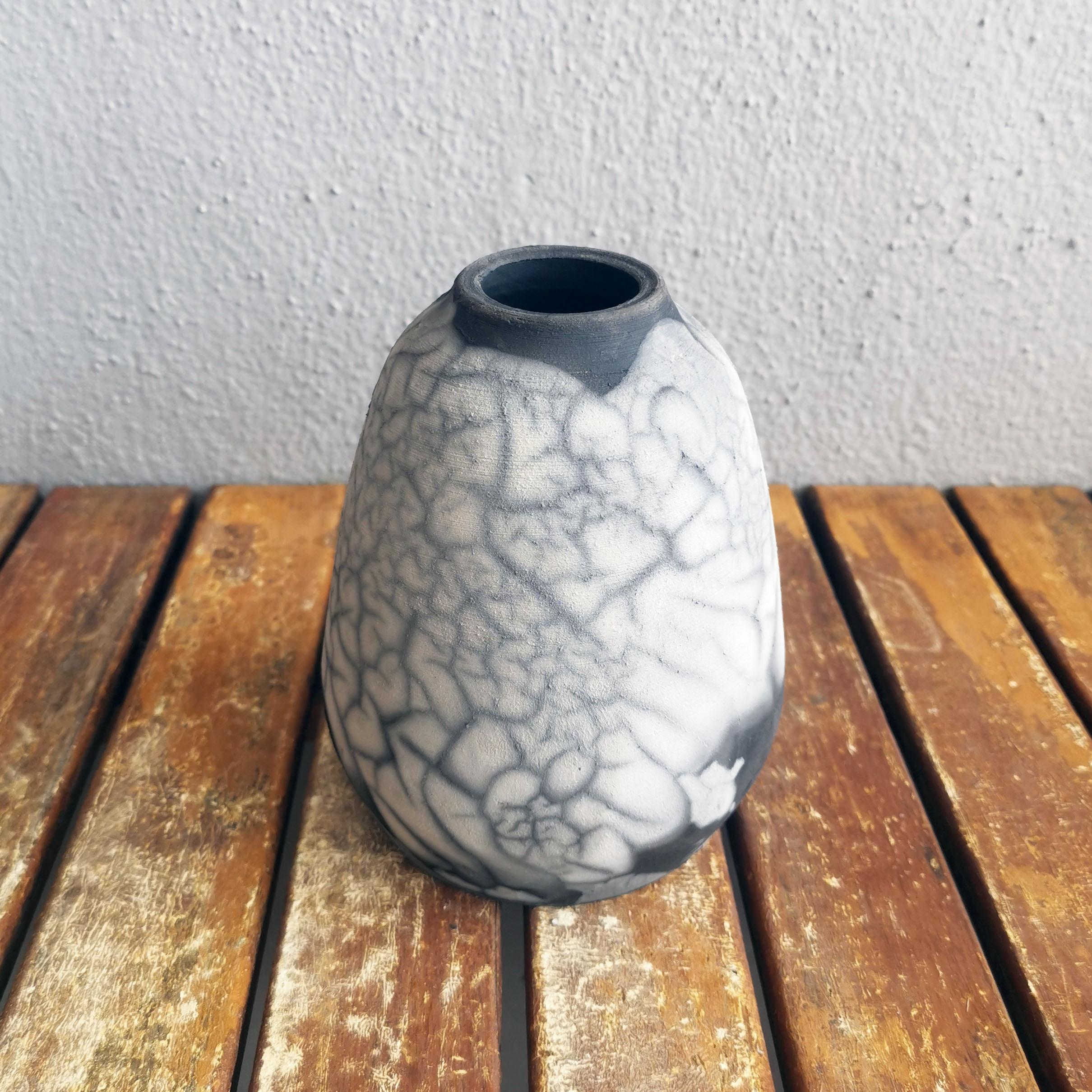 Suzu (鈴) ~ (n) bell

Our Suzu vase is named after its shape resembling a bell. With a wide base and a narrow mouth, this vase will be a great addition to a modern-style interior space or as part of a set of similar-sized vases.

Material: Clay,