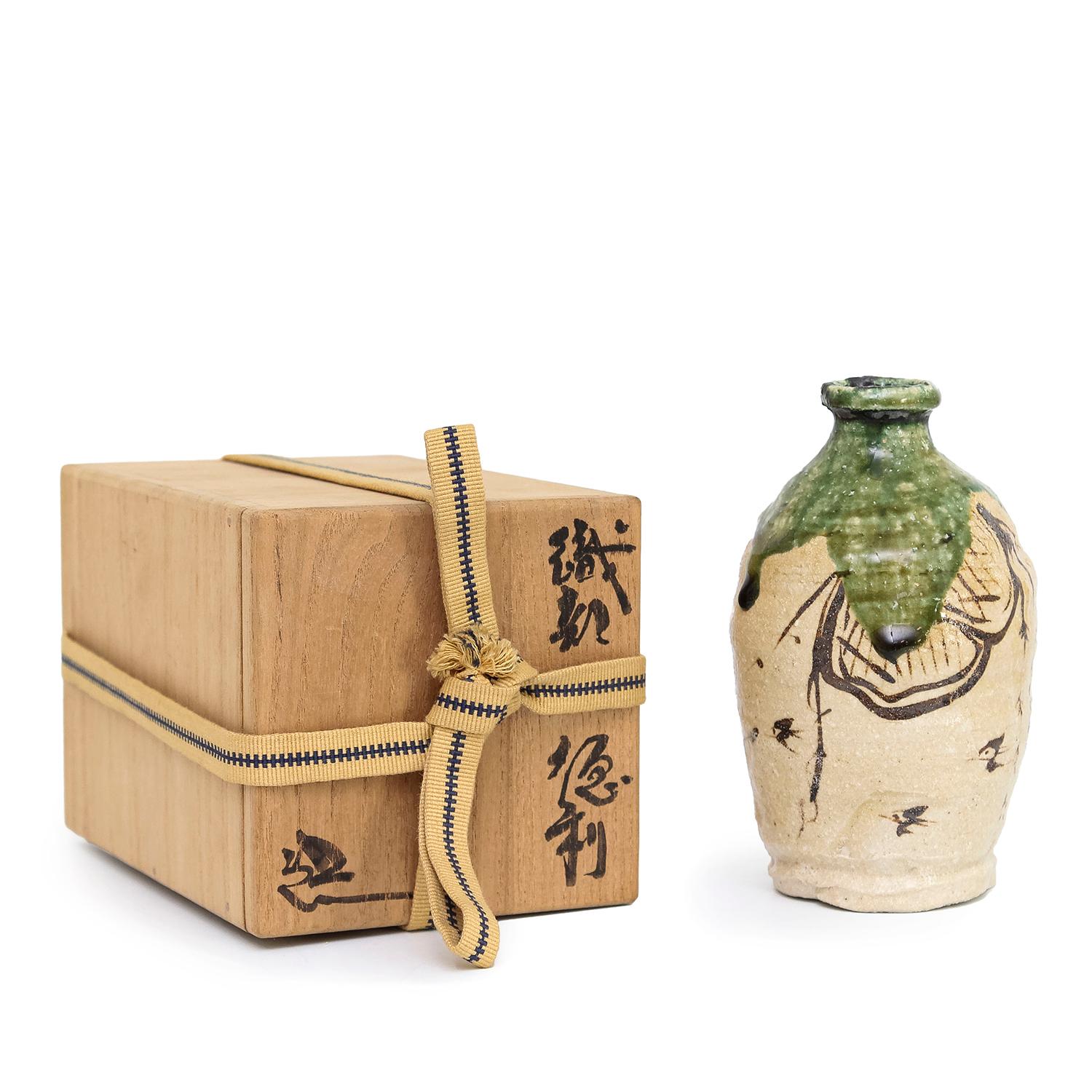 Suzuki Goro 
Oribe Sake Flasche mit Box (INV# NP3436)
Steingut, Unterglasur und Oribe-Glasur
5,75 x 3,5 x 3,5"
Datum unbekannt
unterzeichnet 