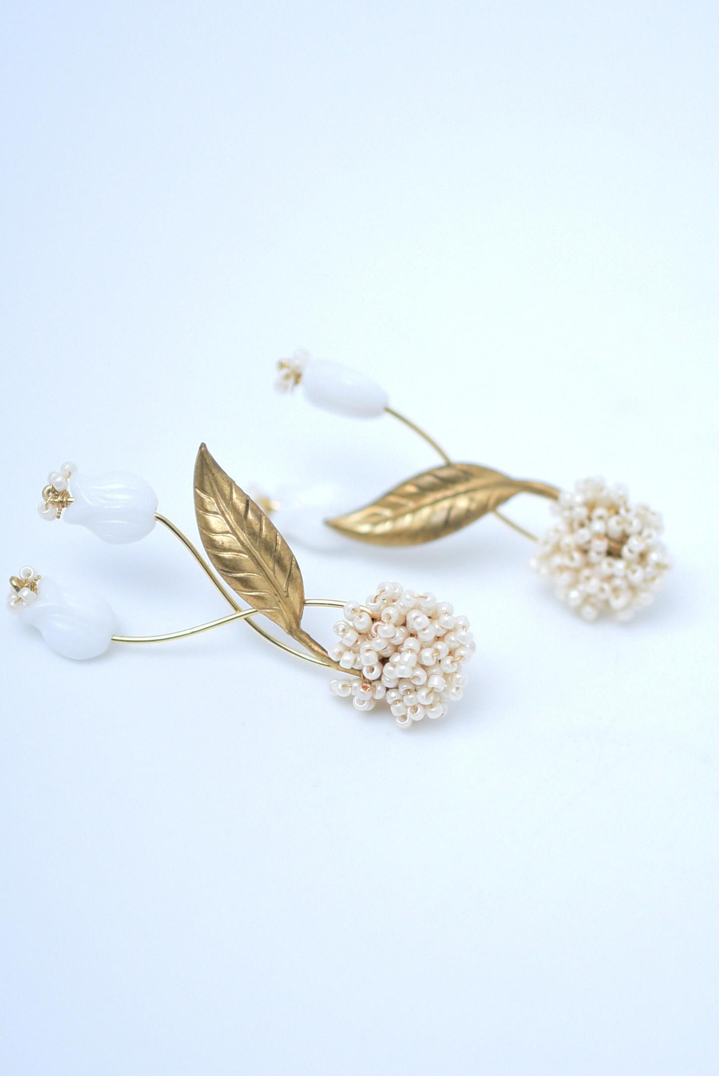material:brass,1940's Garmany vintage glass parts,,glass beads,stainless
size:length 4cm


The beige colour of the beads emphasises the whiteness of the lily and makes it look more neat and clean.
Because of its small size, this item is recommended