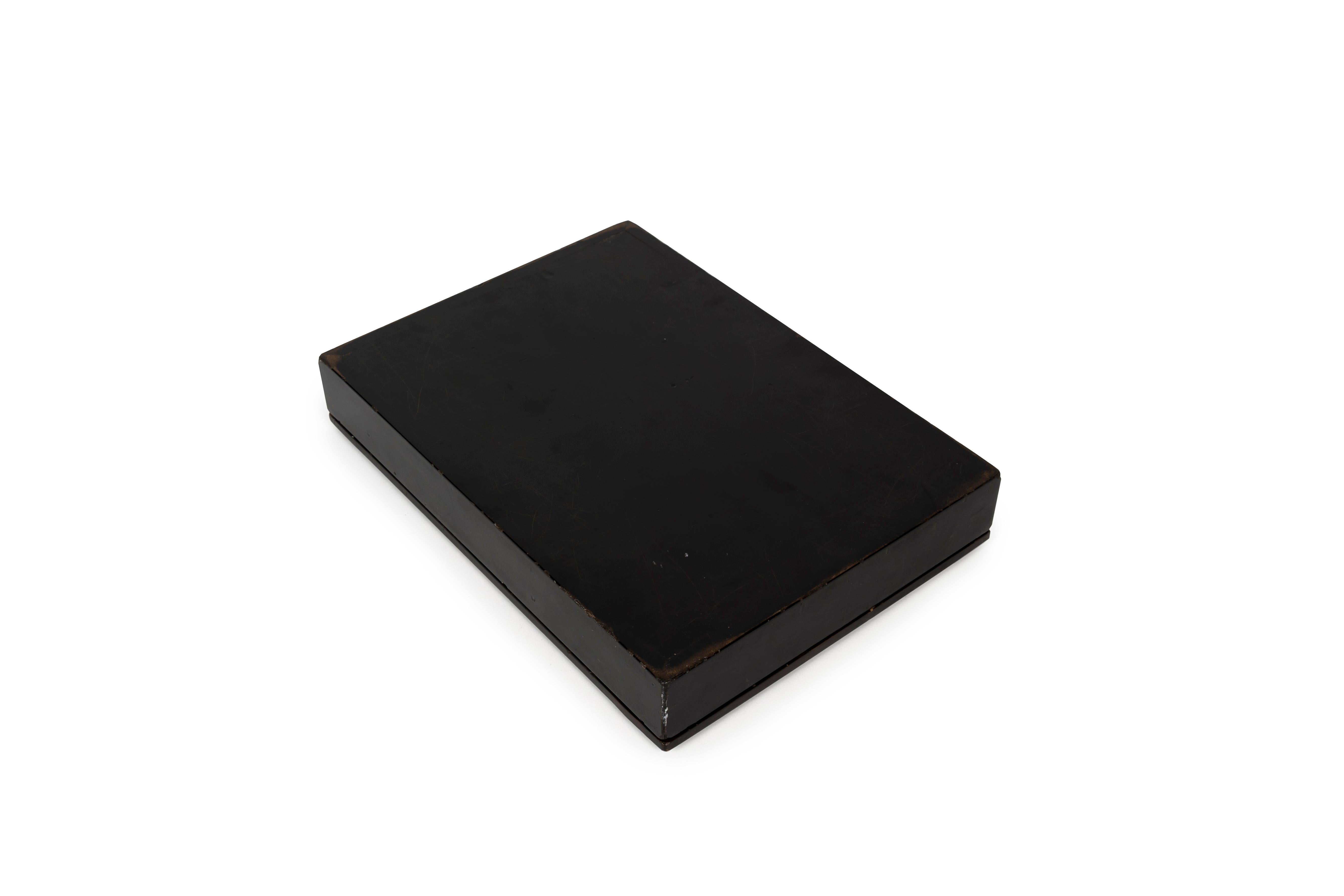 Suzuribak oder Schreibkasten mit einer Mondaufgangslandschaft verziert (Edo) im Angebot