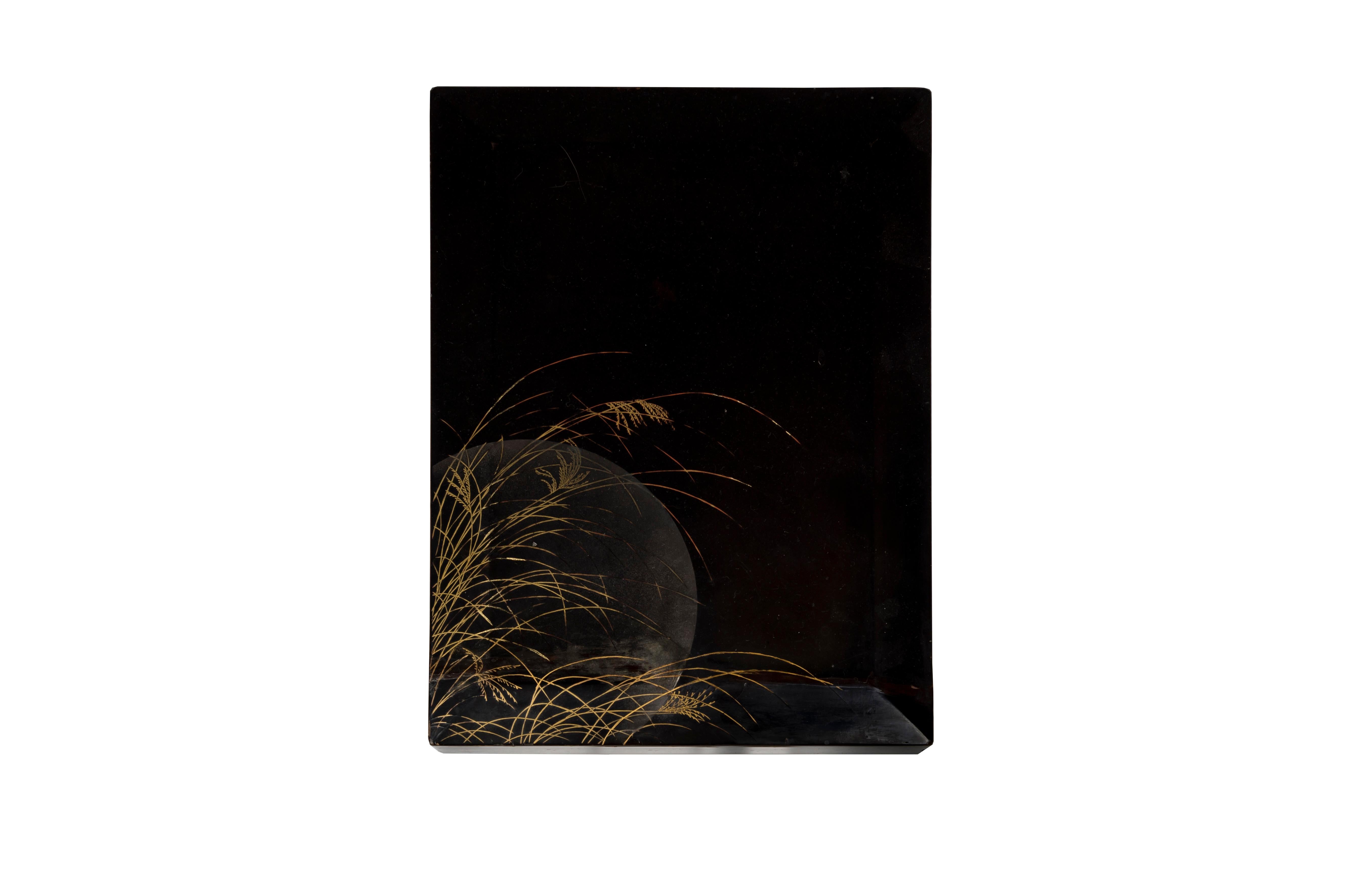 Suzuribak oder Schreibkasten mit einer Mondaufgangslandschaft verziert (Japanisch) im Angebot