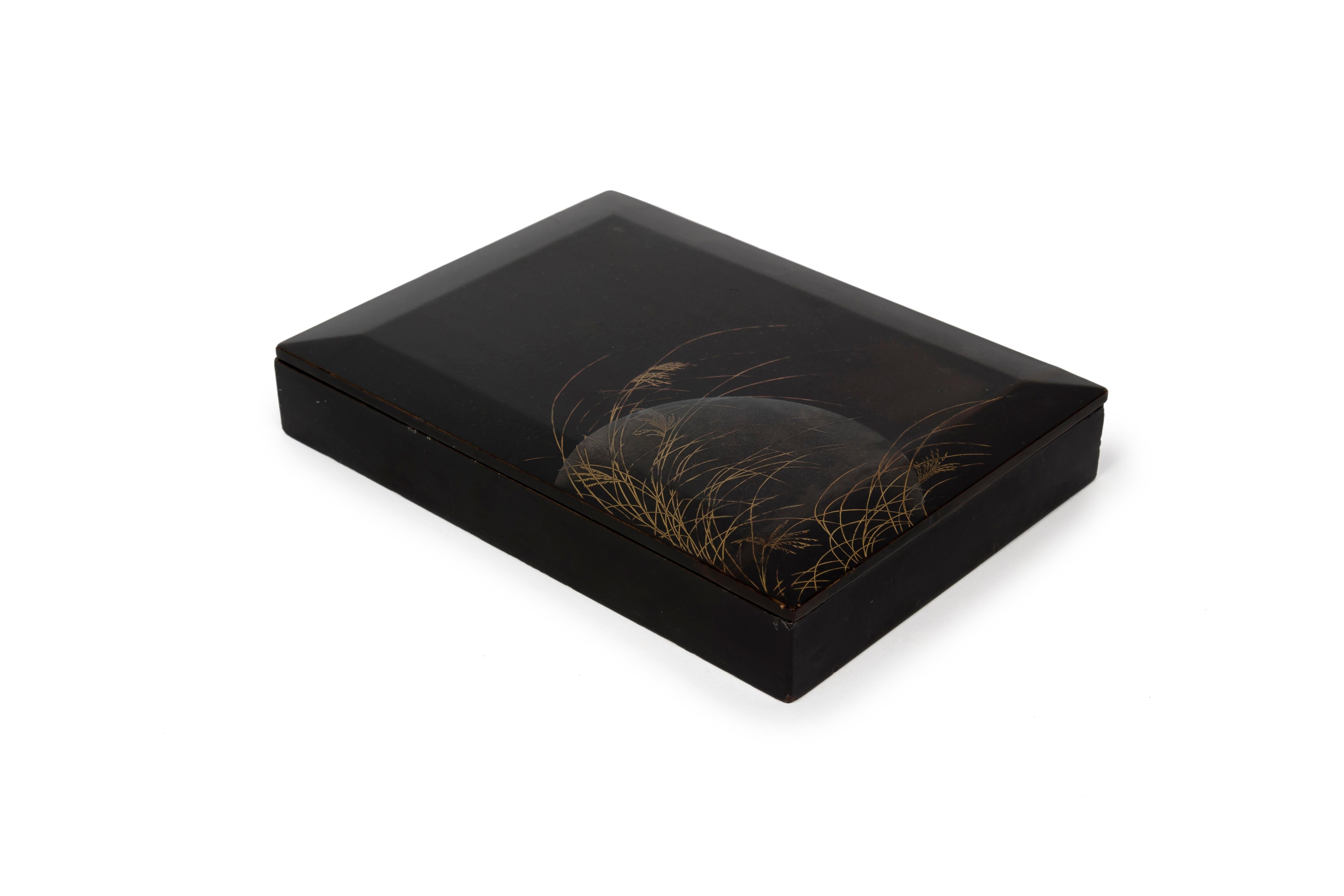 Suzuribak oder Schreibkasten mit einer Mondaufgangslandschaft verziert (Lackiert) im Angebot