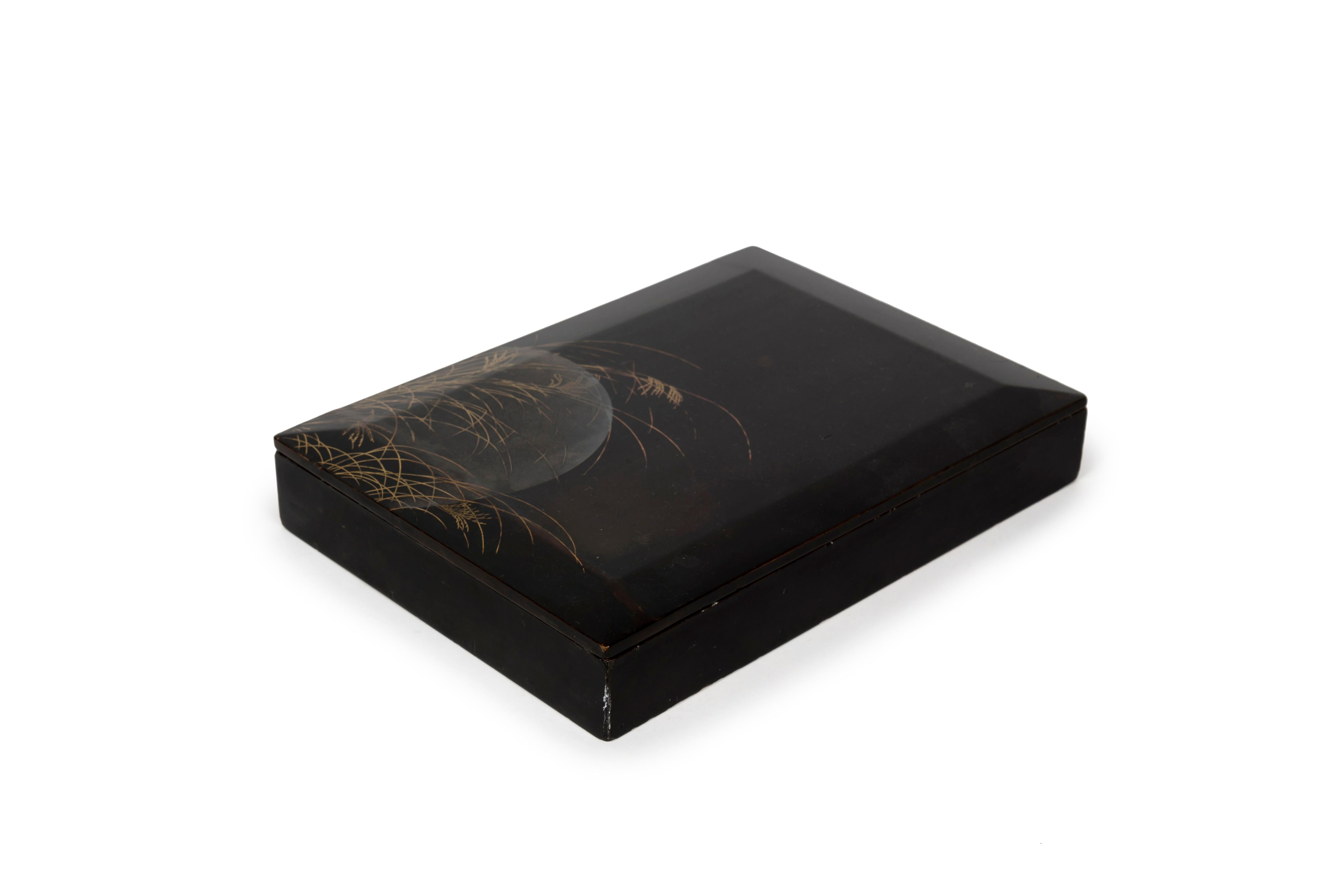 Suzuribak oder Schreibkasten mit einer Mondaufgangslandschaft verziert im Zustand „Gut“ im Angebot in PARIS, FR