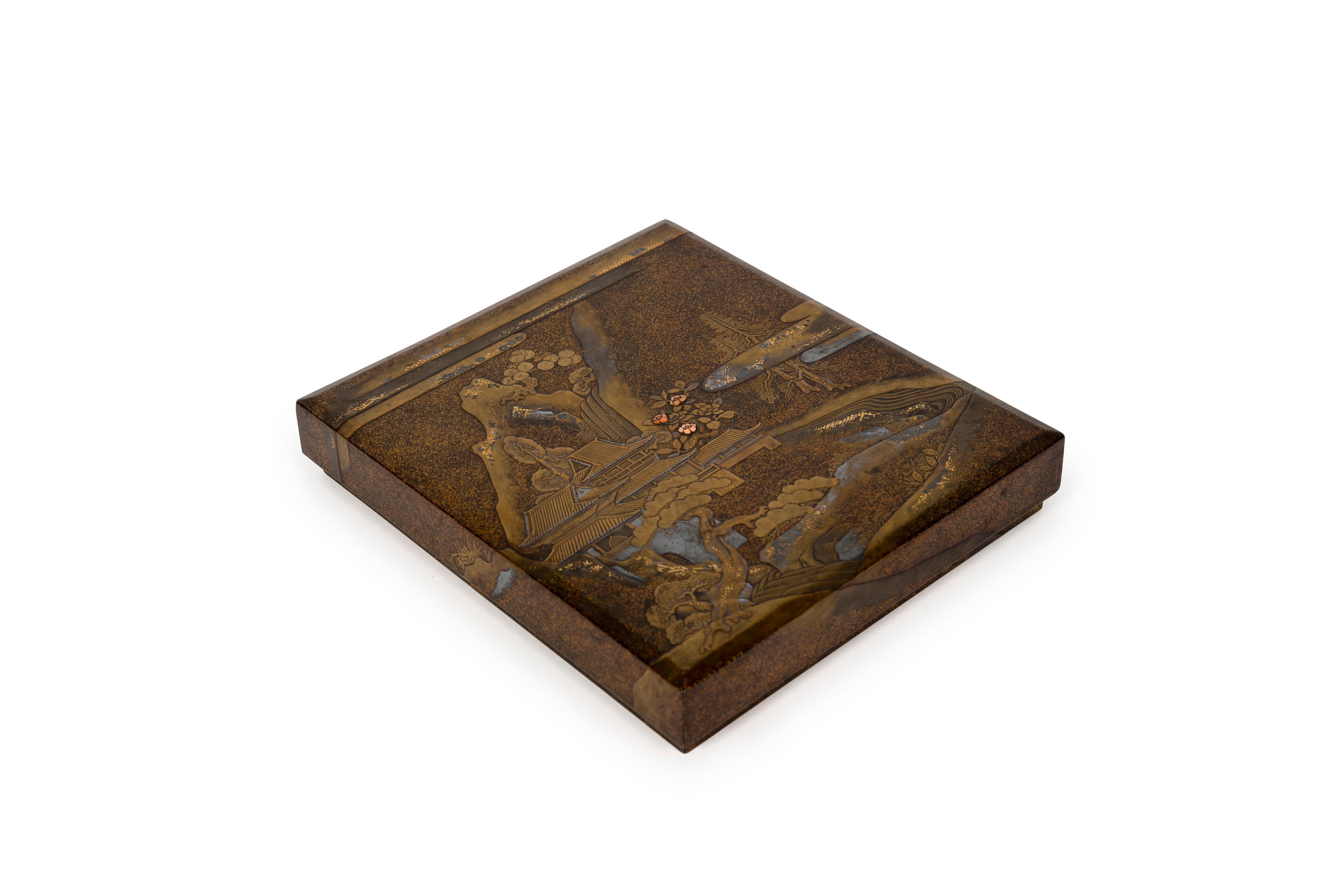  Suzuribako, ein rechteckiges Schreibkästchen, verziert mit einer imposanten Architektur aus Hira-Maki-e-Lack, wahrscheinlich ein palastartiges Bauwerk, gelegen an einem Wasserfall und einem Bergfluss. Allein auf dem Deckel vereint dieses Stück