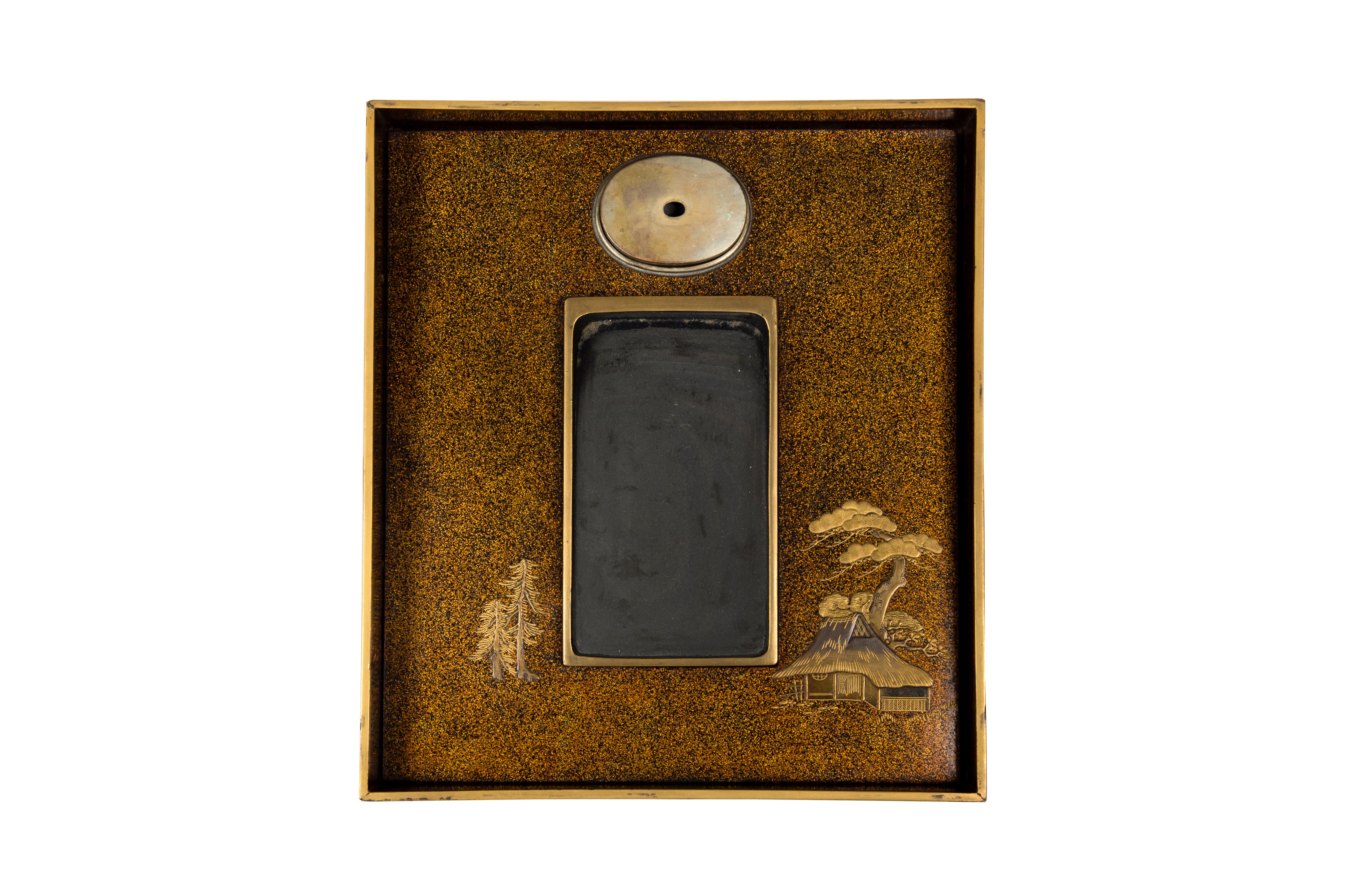 Suzuribako oder Schreibkasten aus Nashiji-Lack, verziert mit einer Landschaft (Blattgold) im Angebot