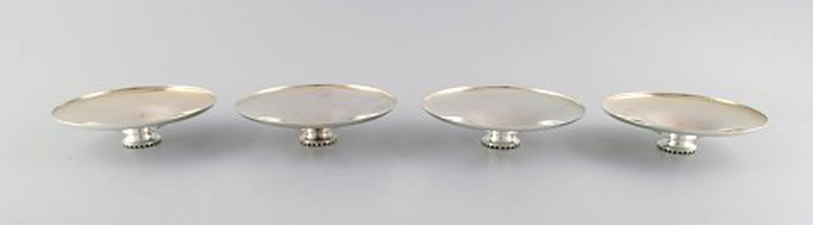 Suzuyo. A set of 4 Japanese low silver bowls on foot. Sterling silver.
In very good condition.
Unstamped.
Measures: 14 cm x 4 cm.