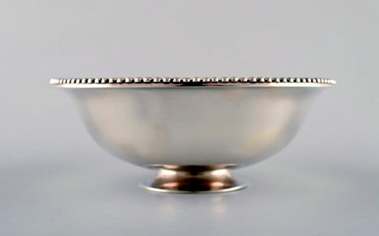 Suzuyo. A pair of Japanese silver bowls with beaded border. Sterling silver.
In very good condition.
Stamped.
Measures: 15 cm x 6 cm.